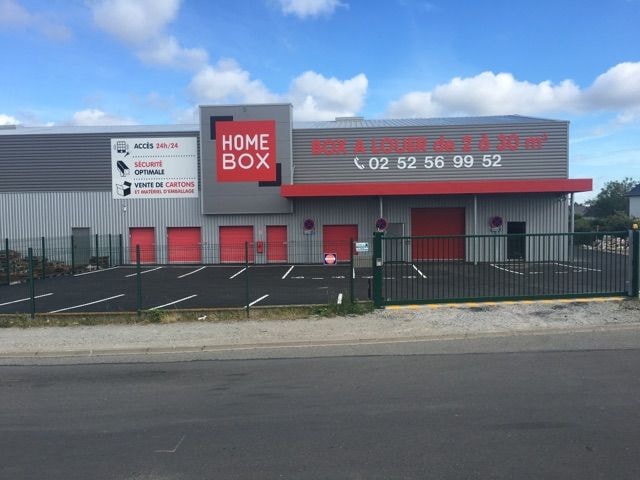 Façade grise avec enseigne, accès 24h/24 et portes de boxes rouges, HOMEBOX Montoir, 2 chemin du Moulin à Montoir de Bretagne