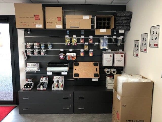 Fournitures de déménagement en vente au centre HOMEBOX Bergerac, avec cartons, rubans adhésifs et papier bulle.