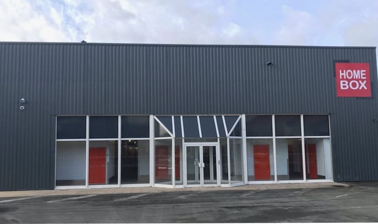 Façade grise avec baies vitrées et accès aux boxes de stockage, HOMEBOX Poitiers, 75 ter rue de la Vincenderie à Poitiers