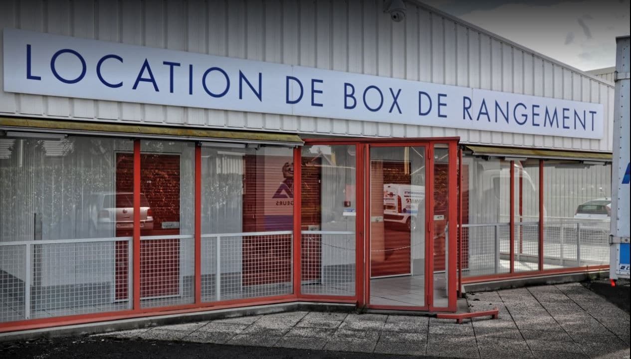 Façade du centre HOMEBOX Clermont-Ferrand, 21 rue des Ribes à Aubière.