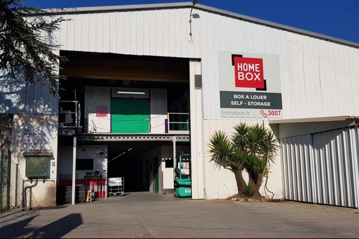 Façade du centre HOMEBOX Biot, 246 Chemin de la Romaine, avec entrée principale et logo HOMEBOX.