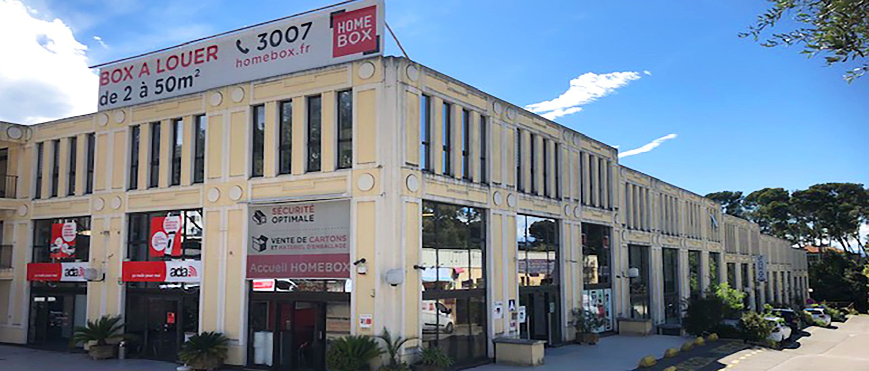 Vue extérieure du bâtiment HOMEBOX Cannes Mougins avec enseigne et signalétique.