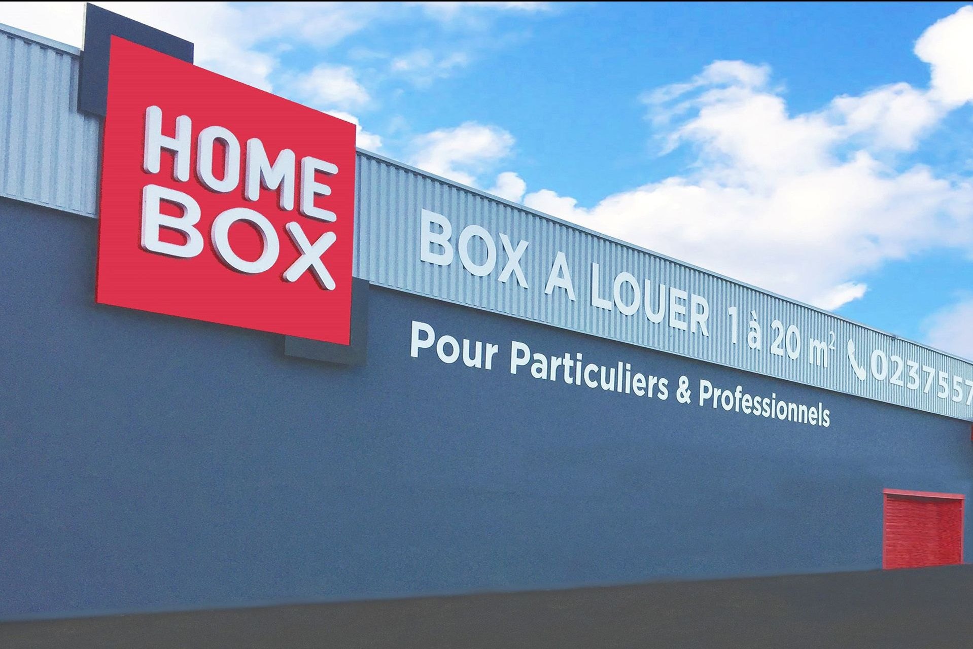 Façade du centre HOMEBOX Dreux, Centre Commercial Plein Sud Route de Chartres à Vernouillet, avec enseigne et porte rouge.