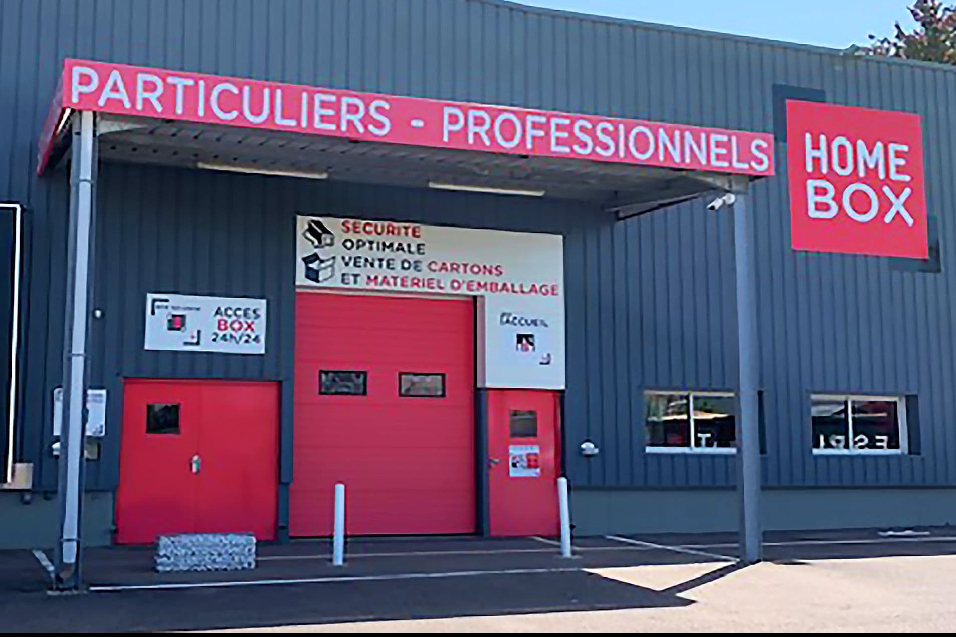 Façade du centre de self-stockage HOMEBOX Chalon-sur-Saône à Lux avec enseigne rouge.