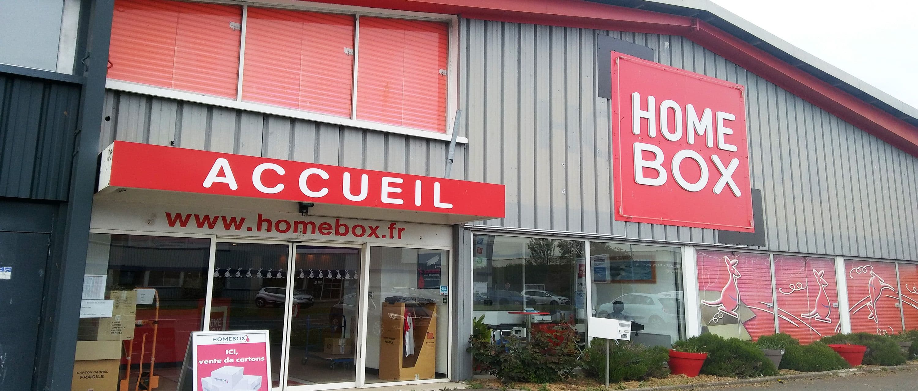 Entrée de l’accueil avec enseigne et vitrine au centre HOMEBOX Caen Est.