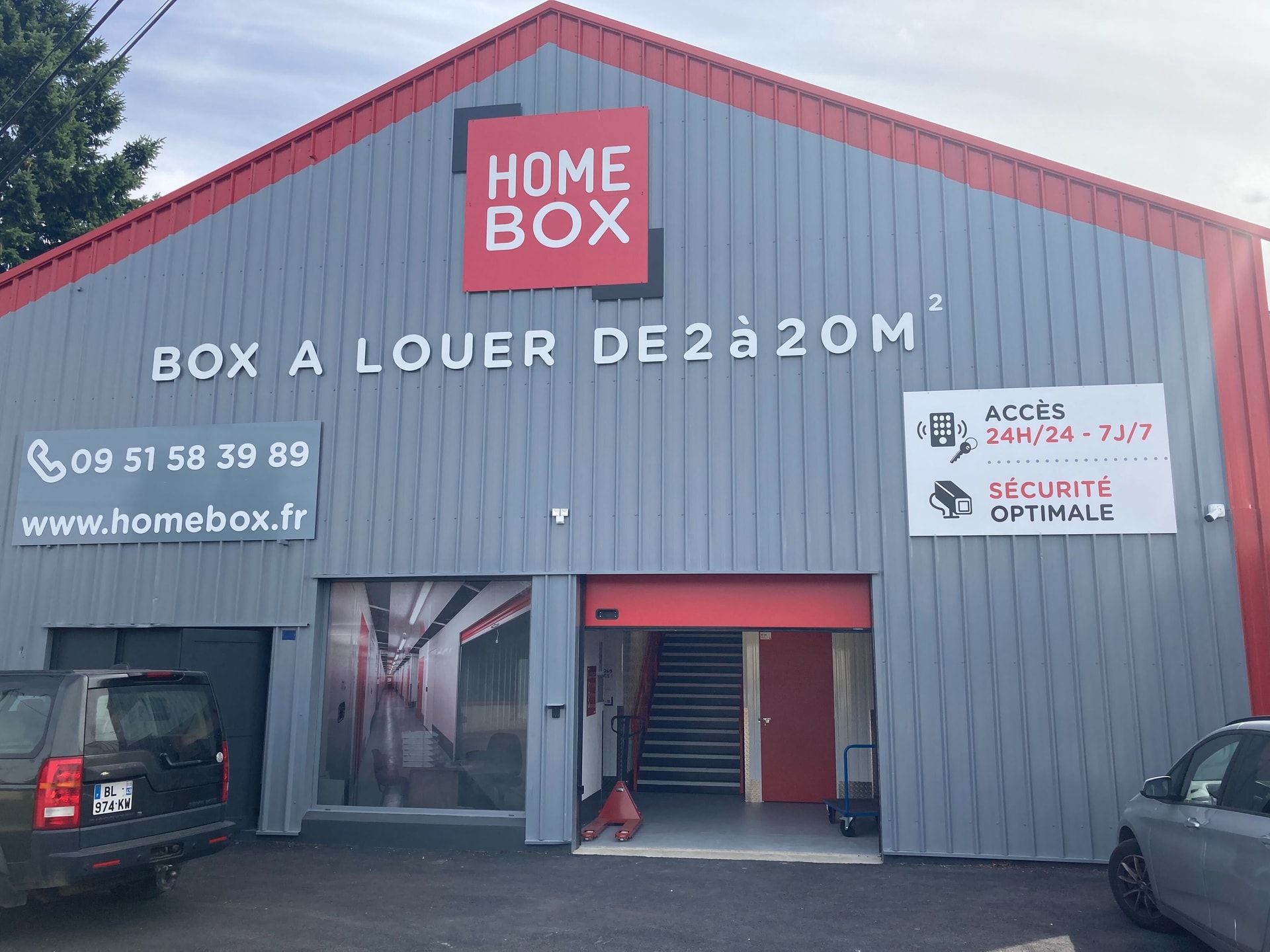 Façade grise avec grande enseigne et signalétique accès 24h/24, HOMEBOX Les Herbiers, 12 avenue de la Gare aux Les herbiers