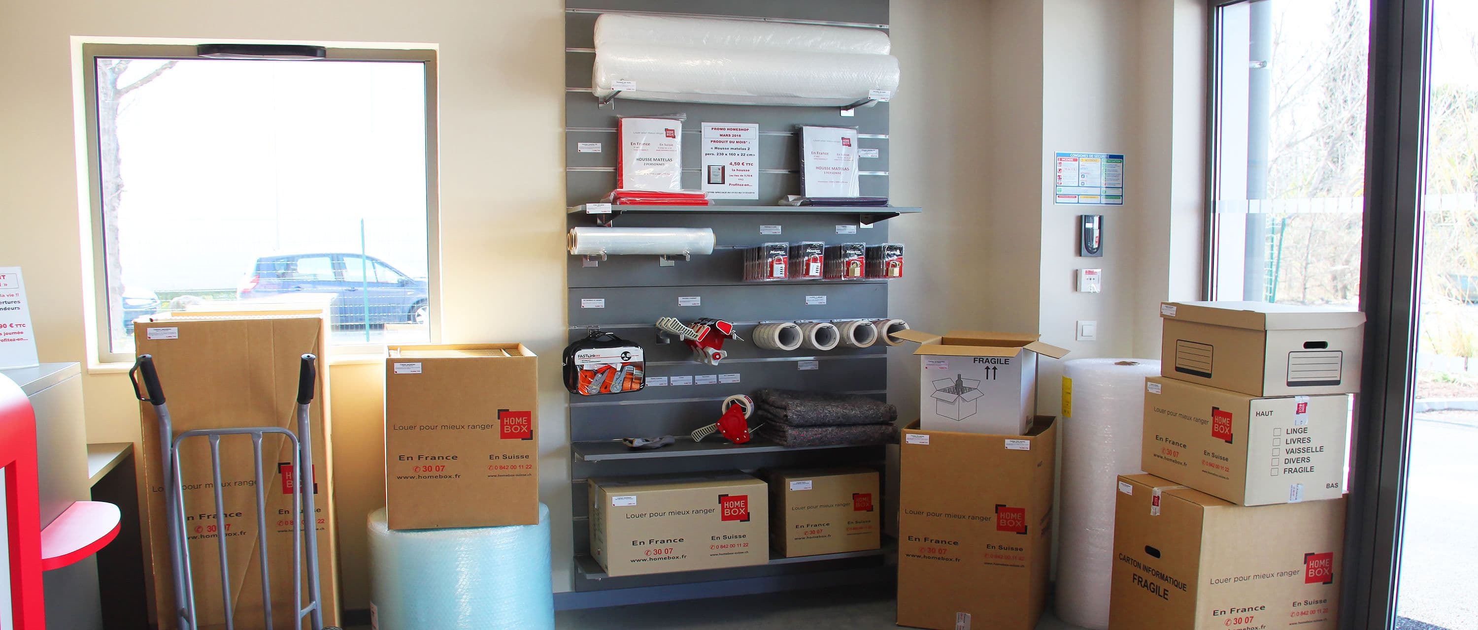 Fournitures de déménagement disponibles au centre HOMEBOX Bourg-Saint-Maurice, dont cartons, rubans adhésifs et films protecteurs.