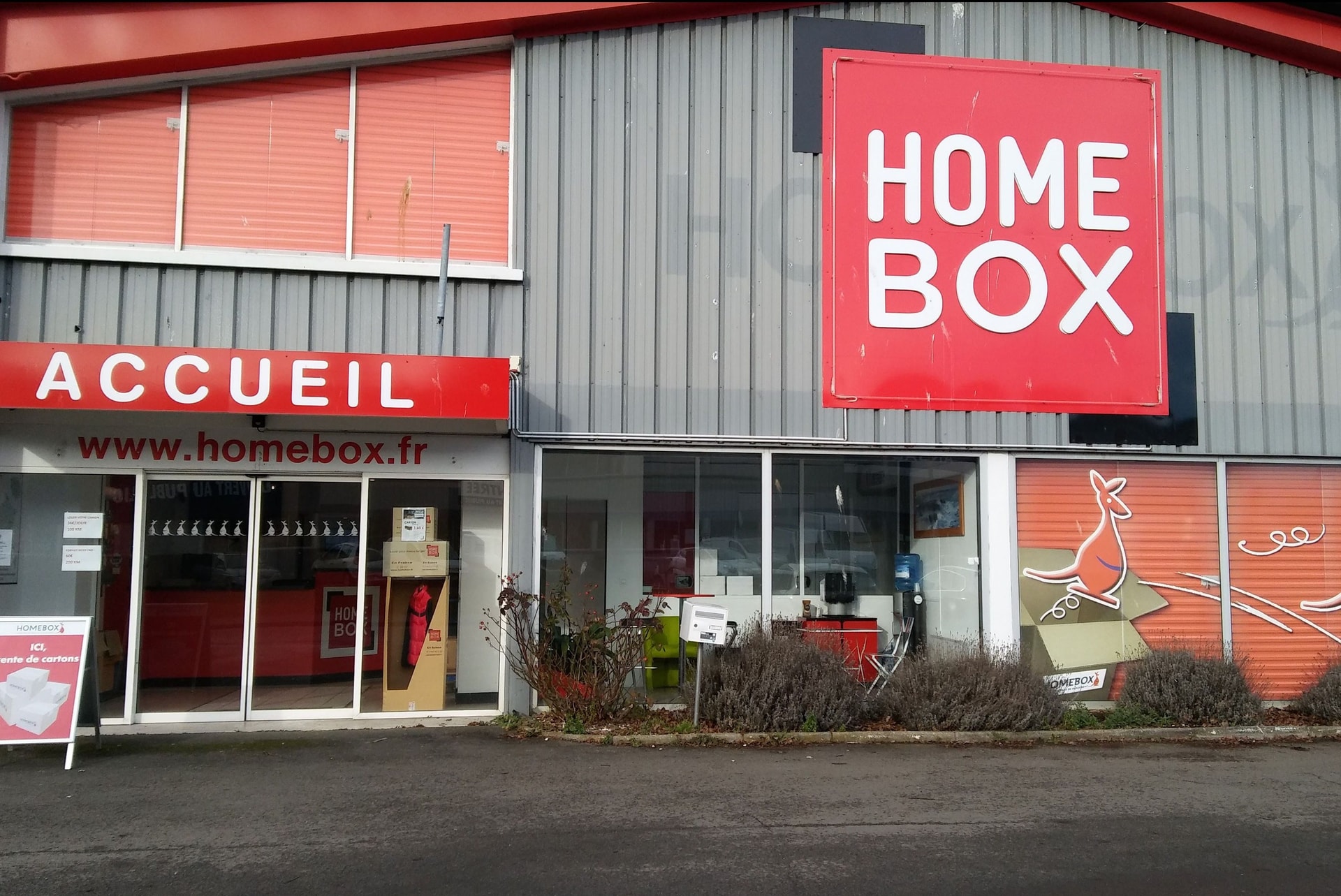 Façade du centre HOMEBOX Caen Est, 31 rue Henri Spriet, avec entrée accueil.