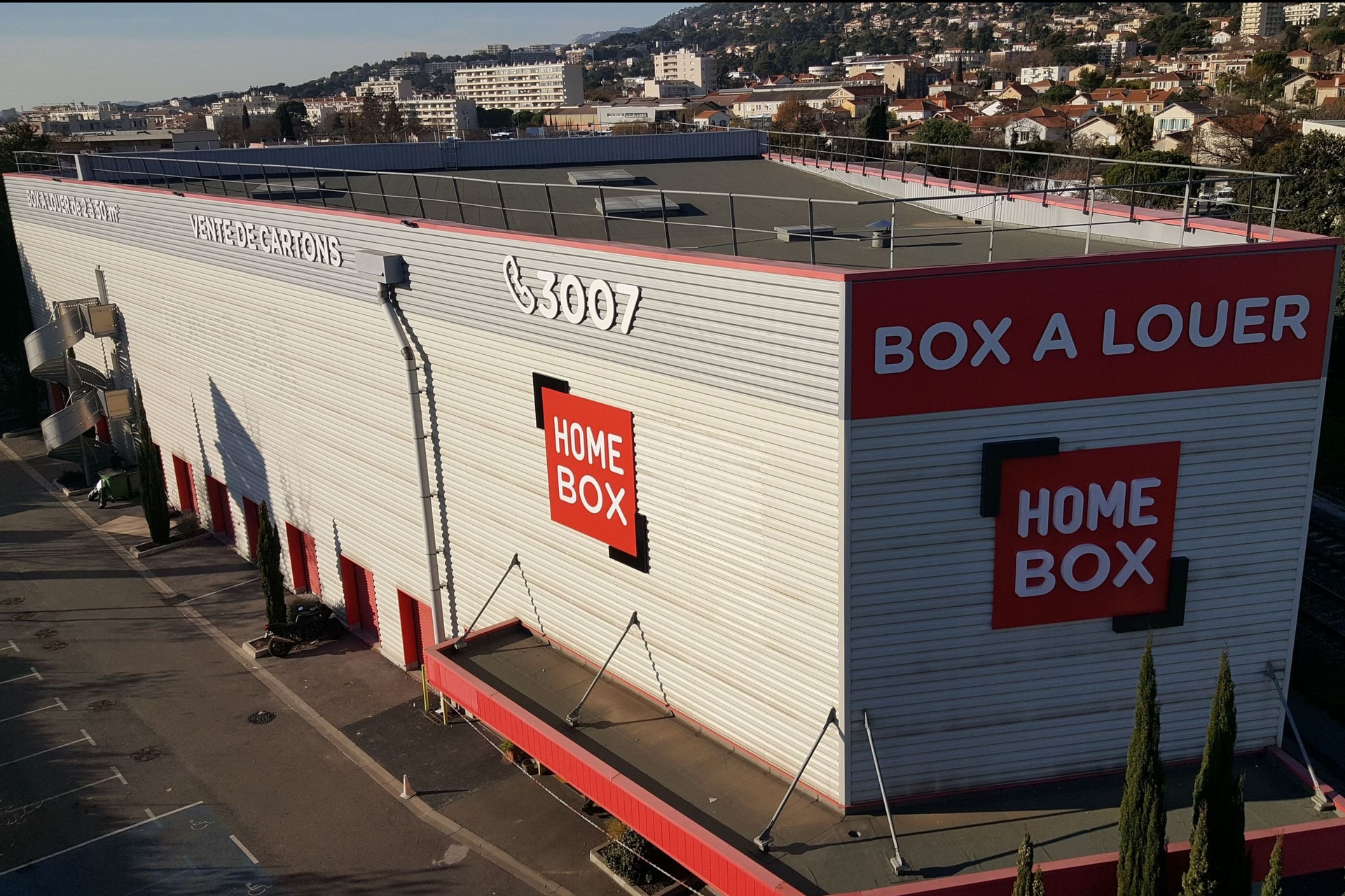 Vue aérienne du bâtiment blanc et rouge avec enseignes Box à louer et logo, HOMEBOX Toulon, 1155 avenue Joseph Gasquet à Toulon