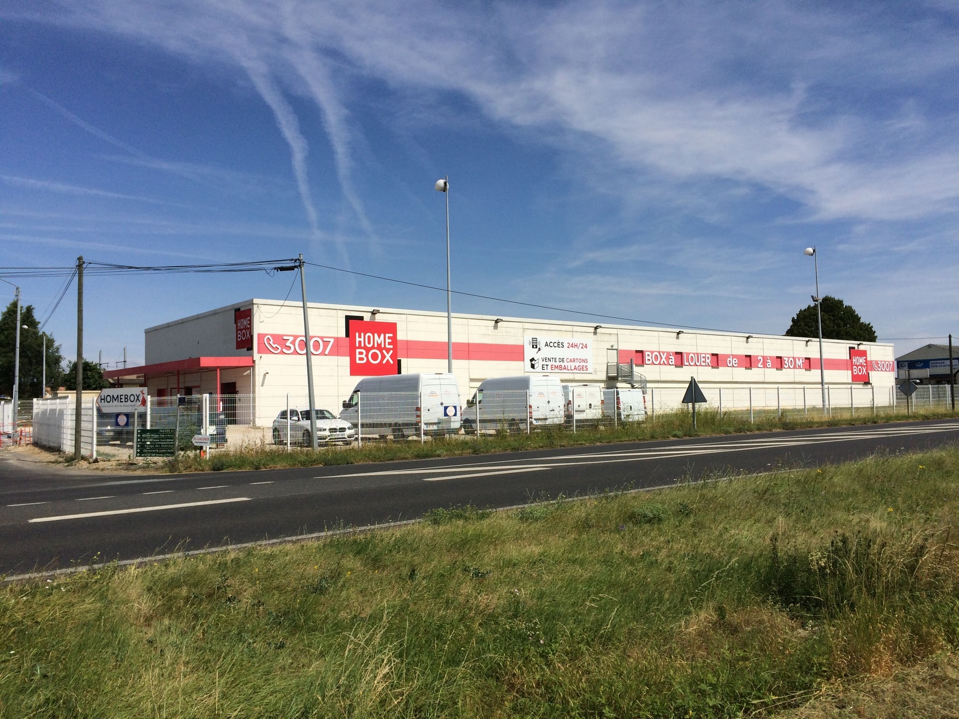 HOMEBOX facade with "Box for rent from 2 to 30 m²", 24/7 access and cardboard sales signage, HOMEBOX Blois, RN152 Rue des Sarrazinières, Saint Denis sur Loire