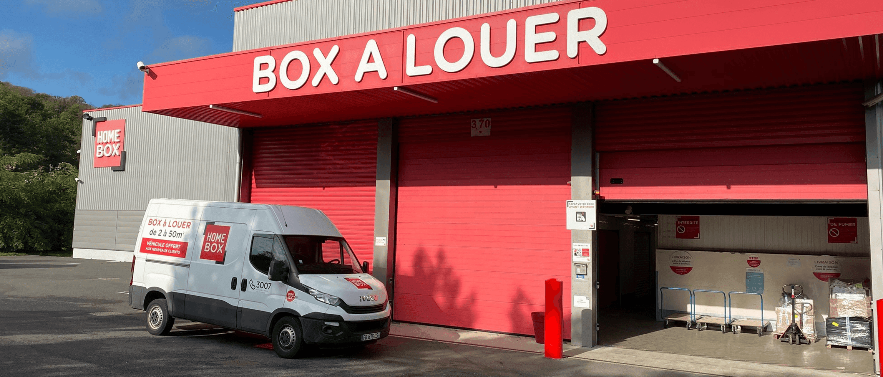 Camionnette HOMEBOX garée devant les portes roulantes du centre HOMEBOX Bastia.