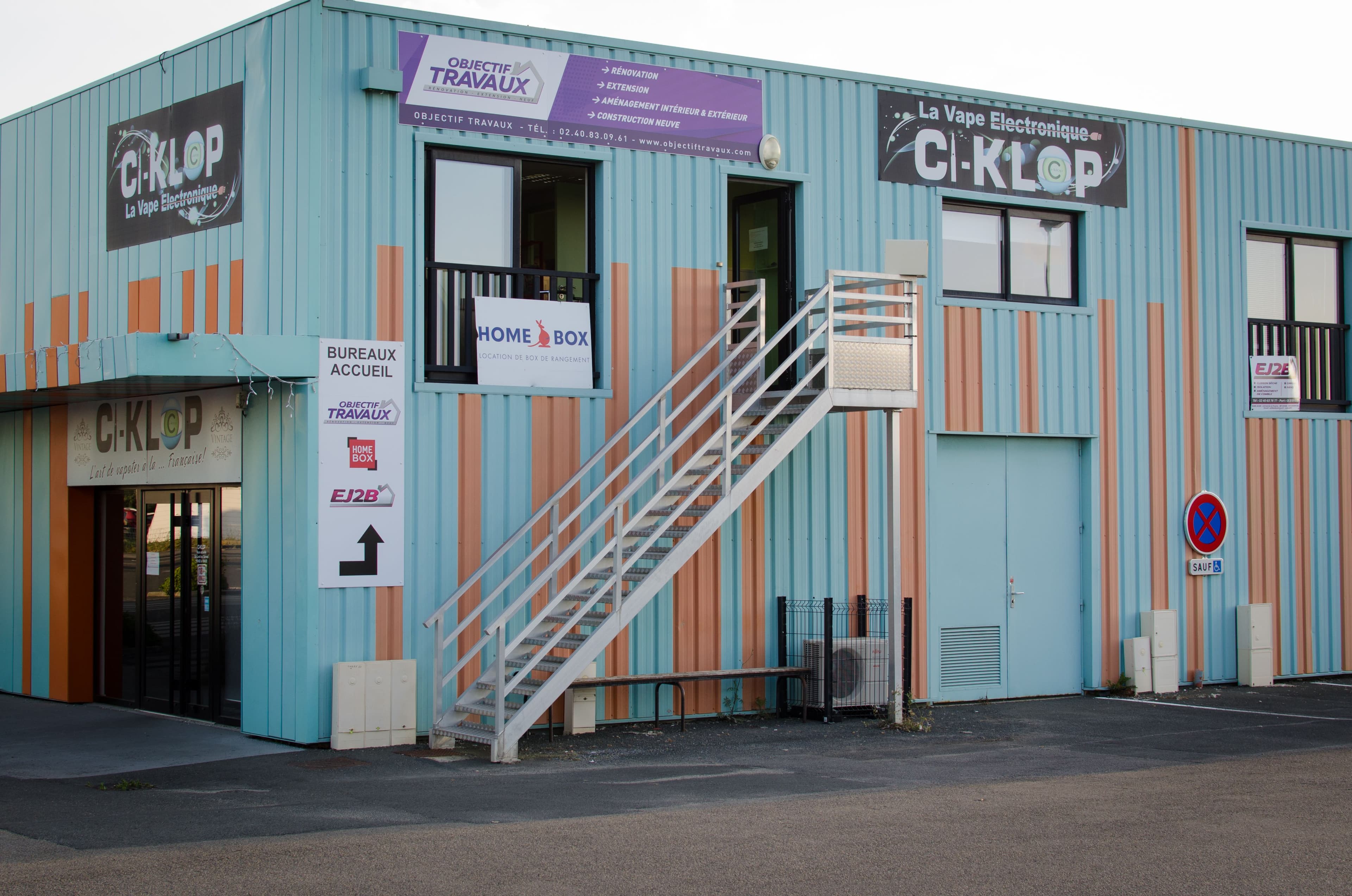 Bâtiment abritant le centre HOMEBOX Ancenis avec escalier extérieur blanc.