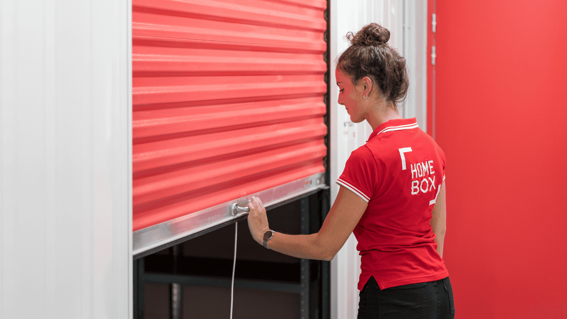 Personne refermant un box homebox