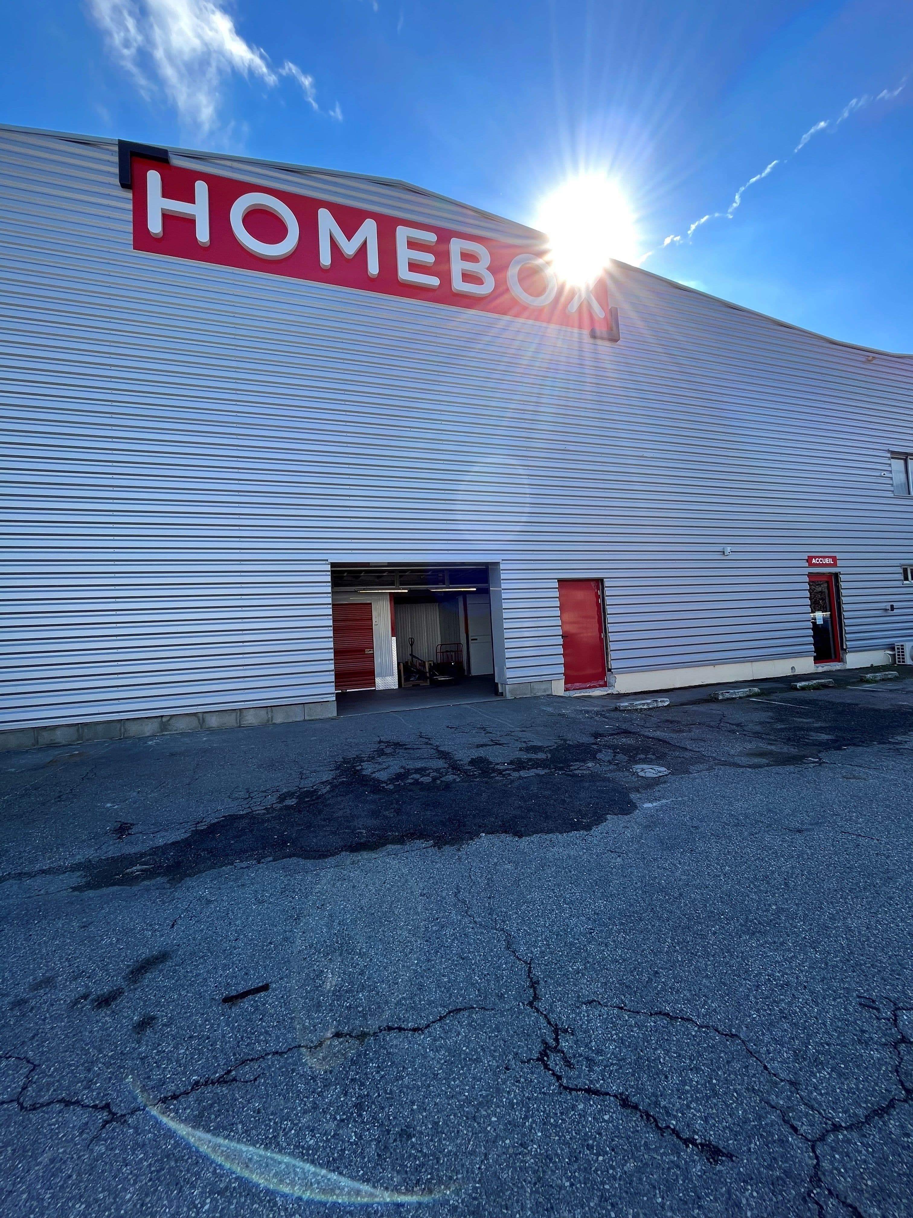 Vue arrière du bâtiment HOMEBOX Chambéry avec grande porte d’accès aux box