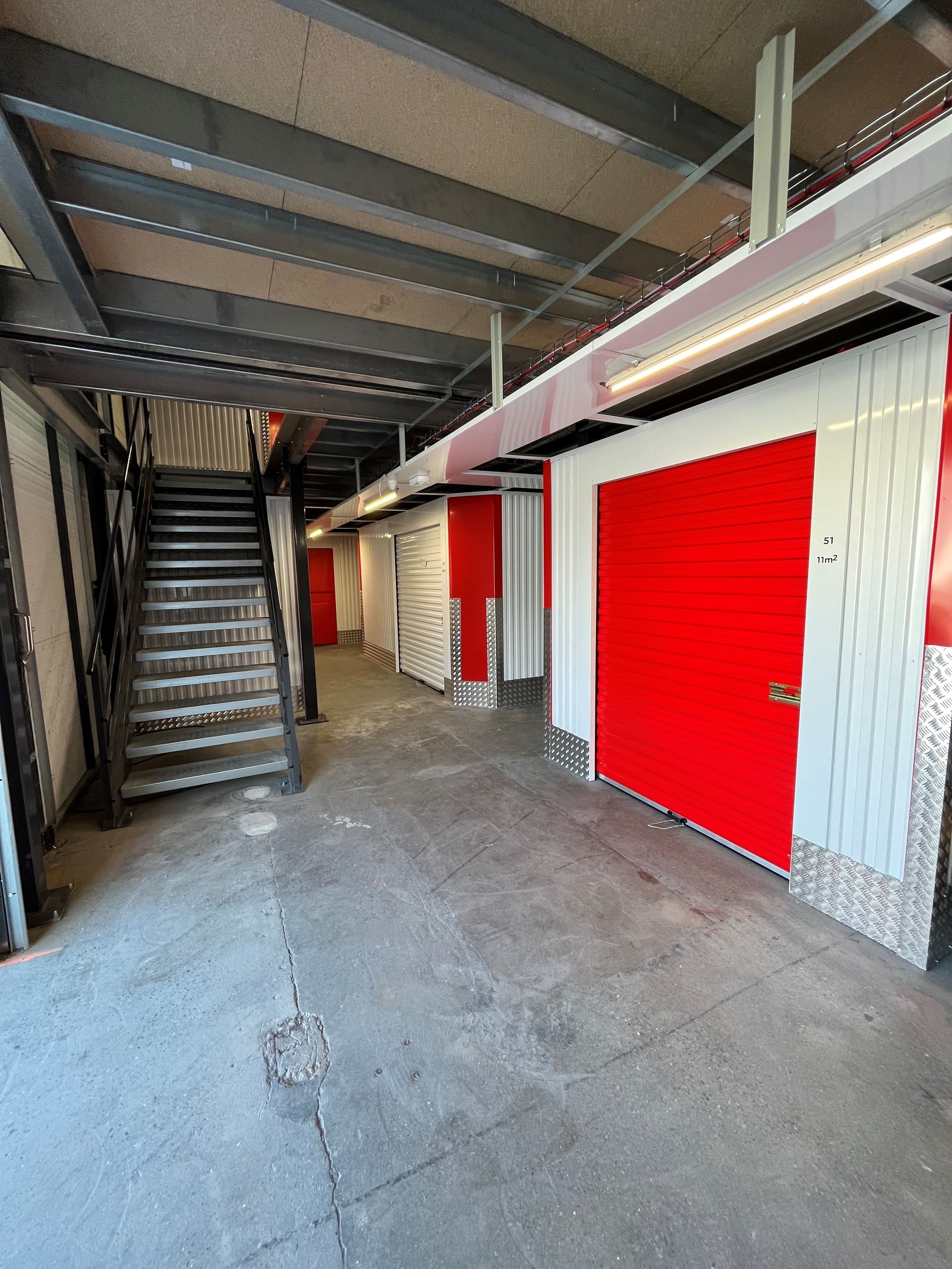 Couloir intérieur du centre HOMEBOX Chambéry avec accès aux box de stockage