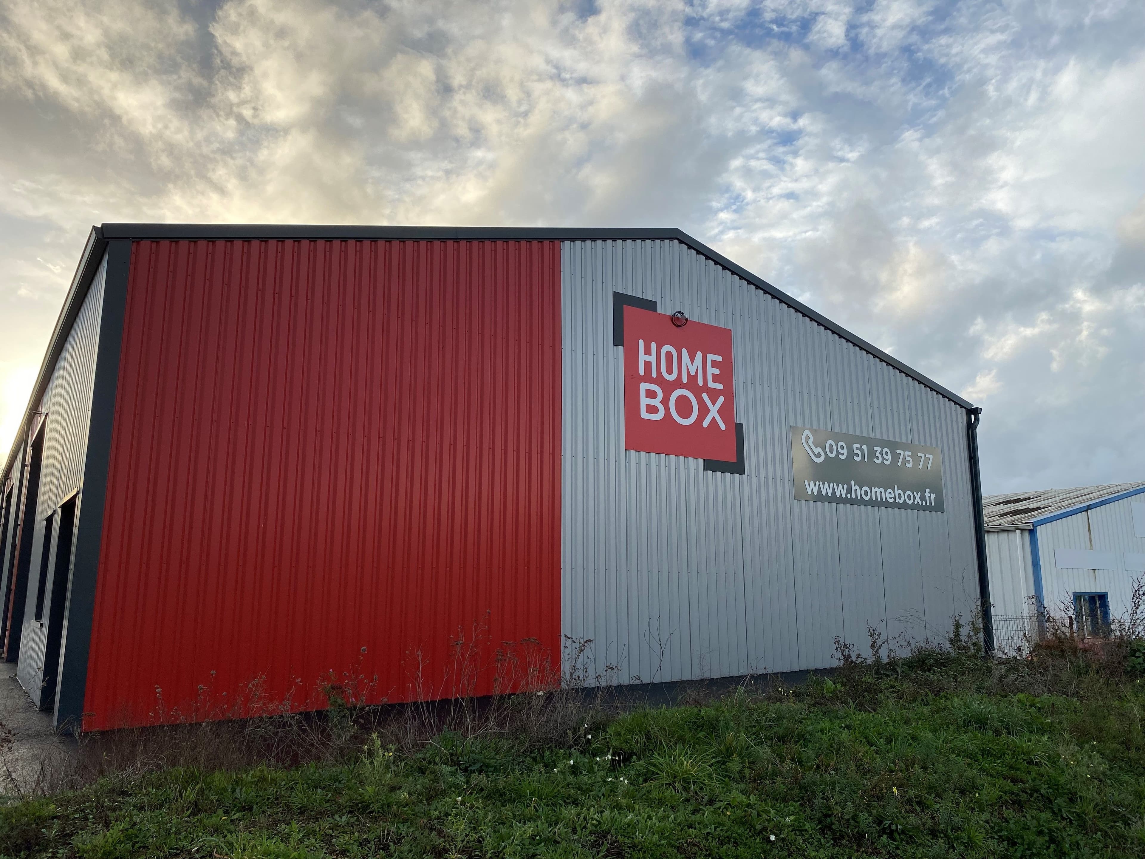 Bâtiment latéral avec logo HOMEBOX et enseigne au centre HOMEBOX Bressuire.