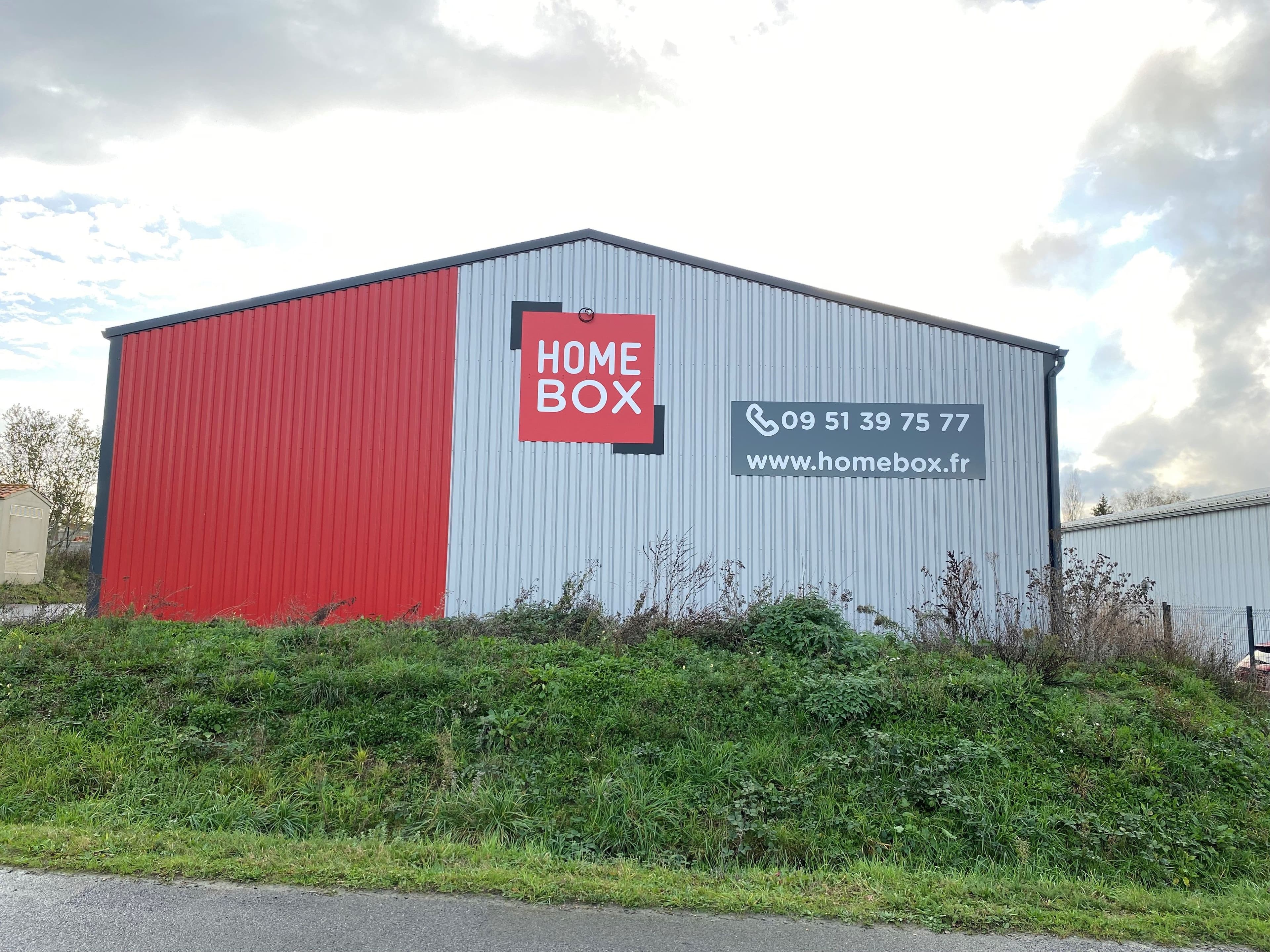 Façade latérale avec logo HOMEBOX et panneau d’informations au centre HOMEBOX Bressuire.