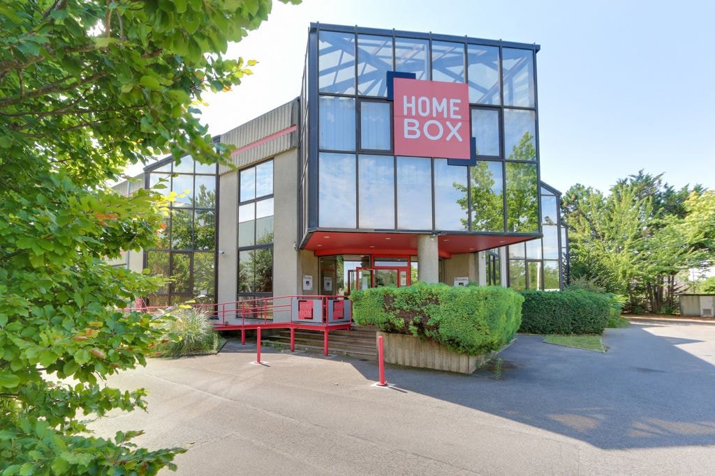 Façade vitrée et enseigne rouge du centre, HOMEBOX Boissy-Saint-Léger, 10 avenue Georges Brassens à Boissy-Saint-Léger