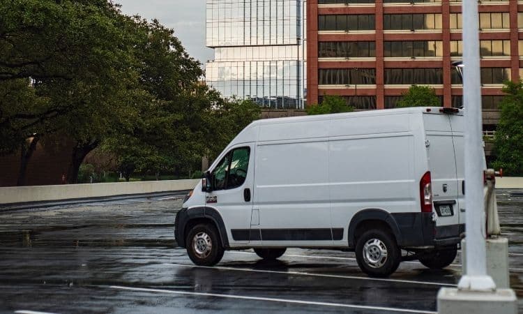 camion utilitaire stationné sur un parking vide