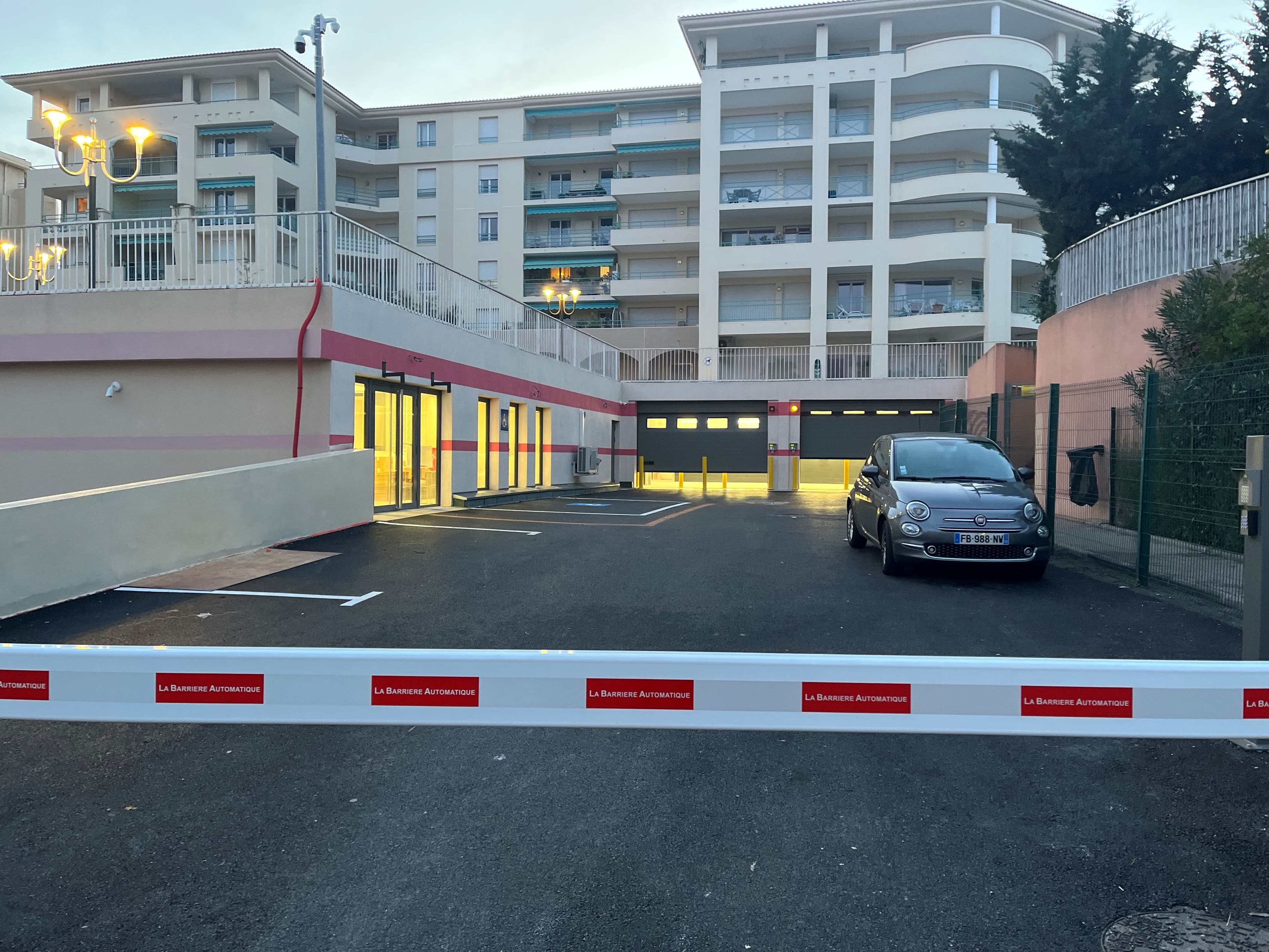 Vue générale du parking et de l’accès sécurisé au centre HOMEBOX Antibes-les-Pins.
