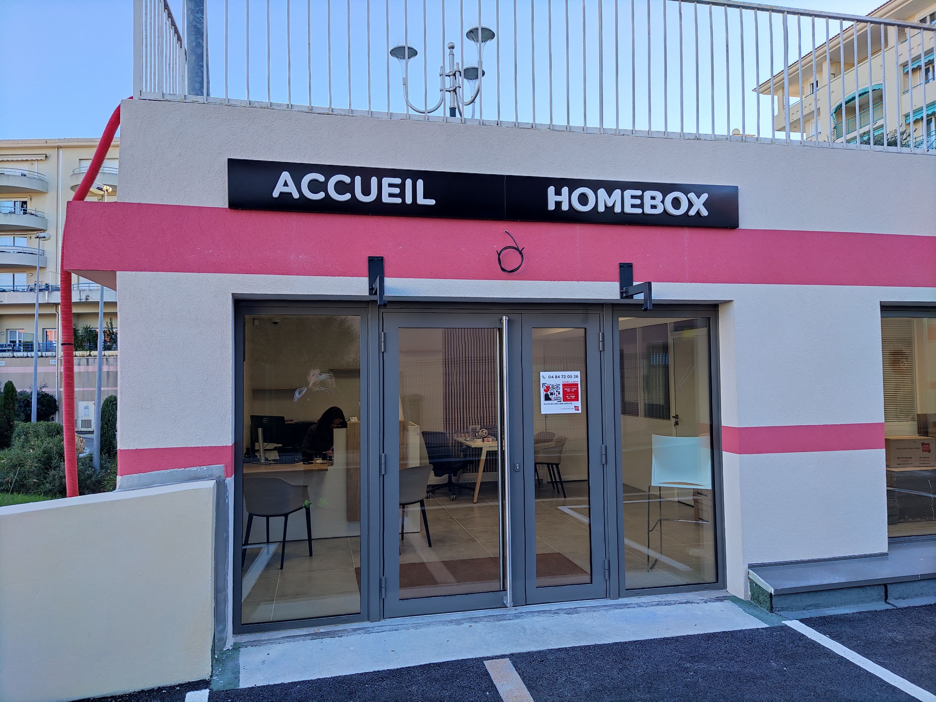 Façade de l’accueil du centre HOMEBOX Antibes-les-Pins avec baie vitrée et enseigne.