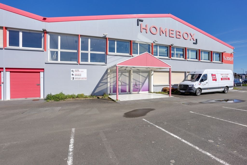 Façade blanche avec enseigne HOMEBOX et utilitaire stationné devant l'entrée, HOMEBOX Rennes Donelière, 10 rue Donelière à Rennes