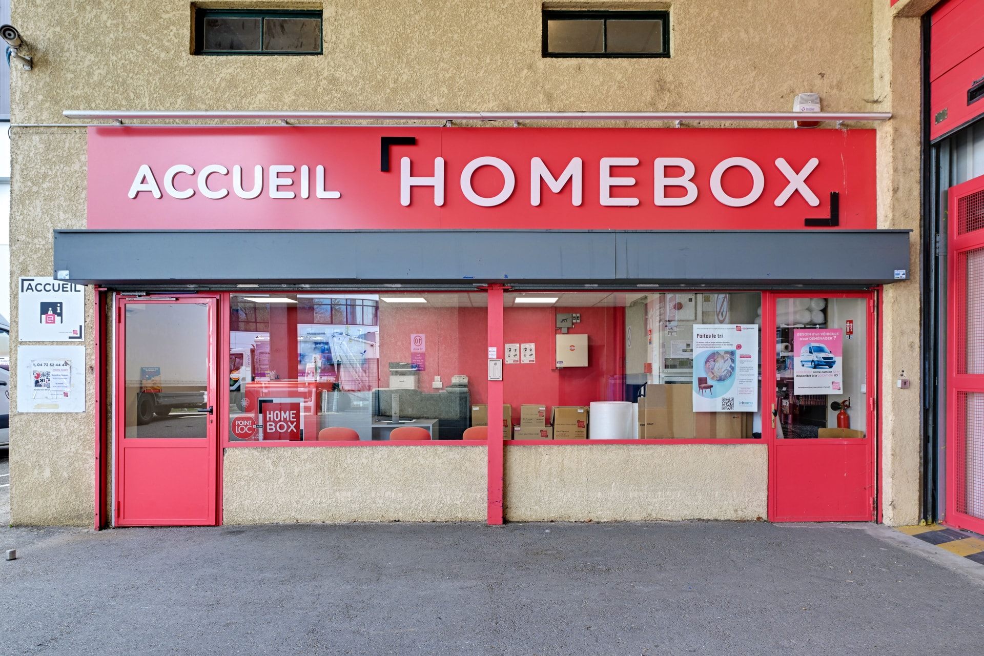 Façade Accueil HOMEBOX vitrée avec vue sur l'intérieur du comptoir, HOMEBOX Lyon Ouest, 17 rue des Rosieristes à Champagne au Mont d'Or