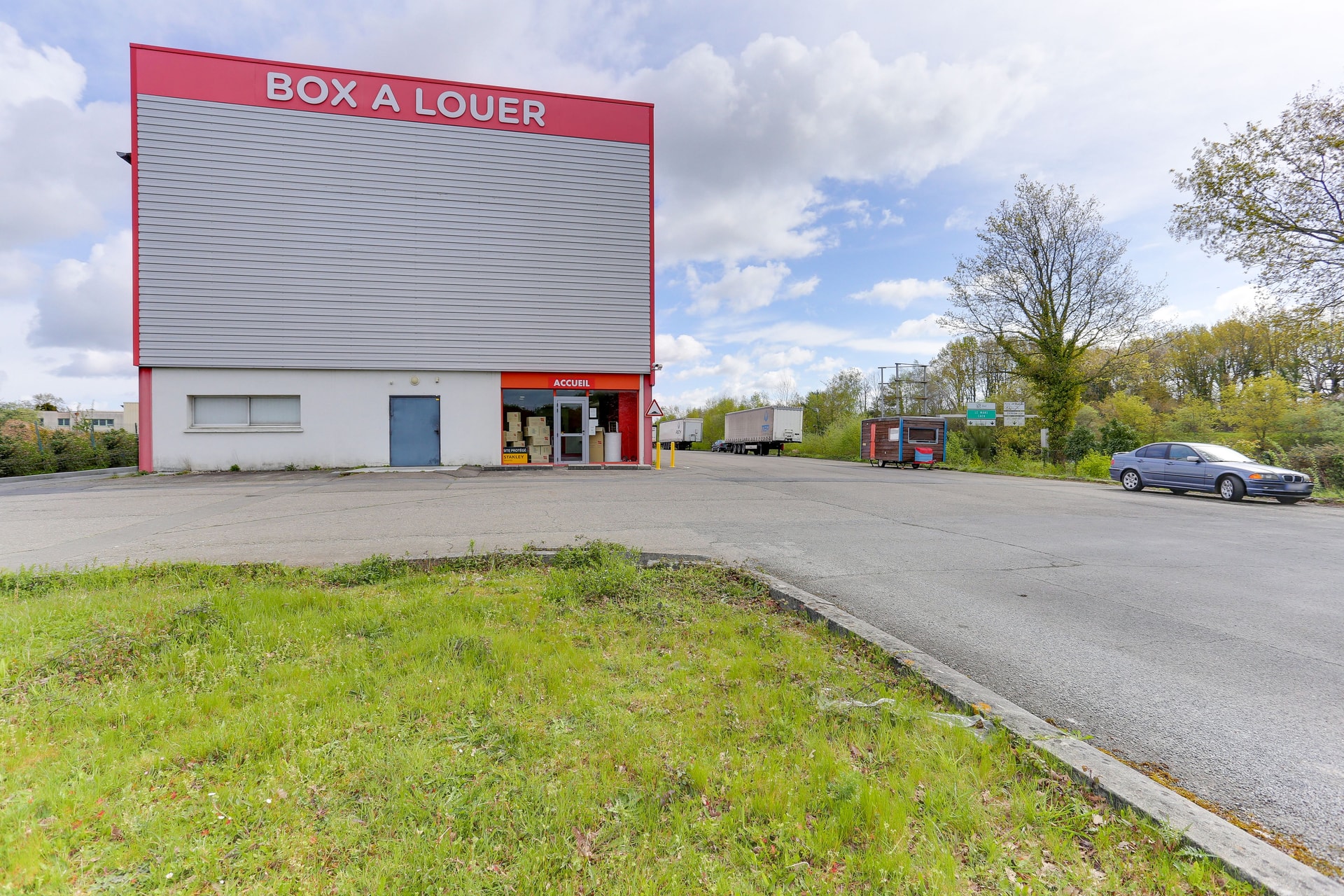 Bâtiment avec enseigne Box à Louer et entrée Accueil, HOMEBOX Rennes Sud, 2, rue du Breillou à Chantepie