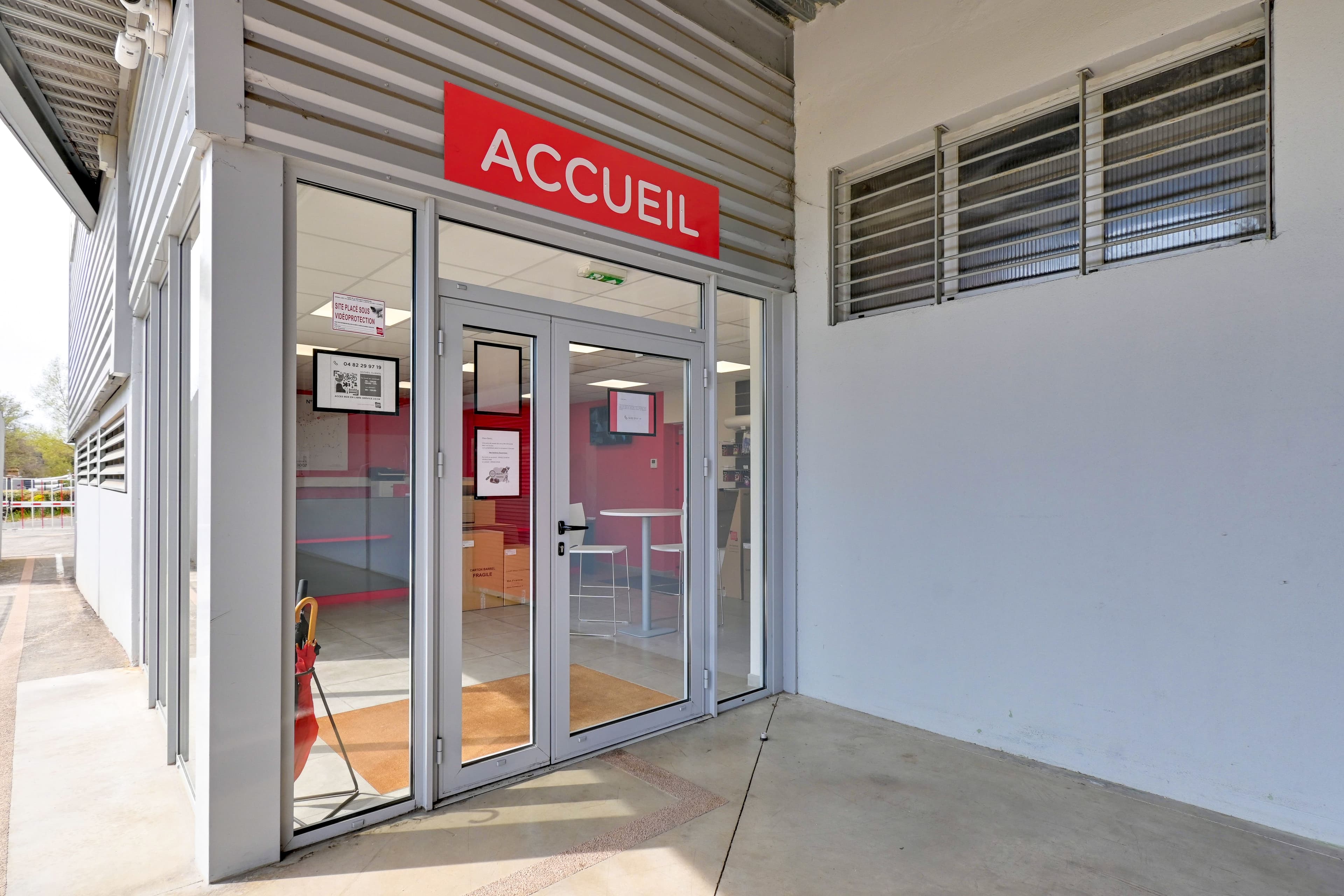 Entrée du centre HOMEBOX Aix Sainte-Victoire à Châteauneuf-le-Rouge