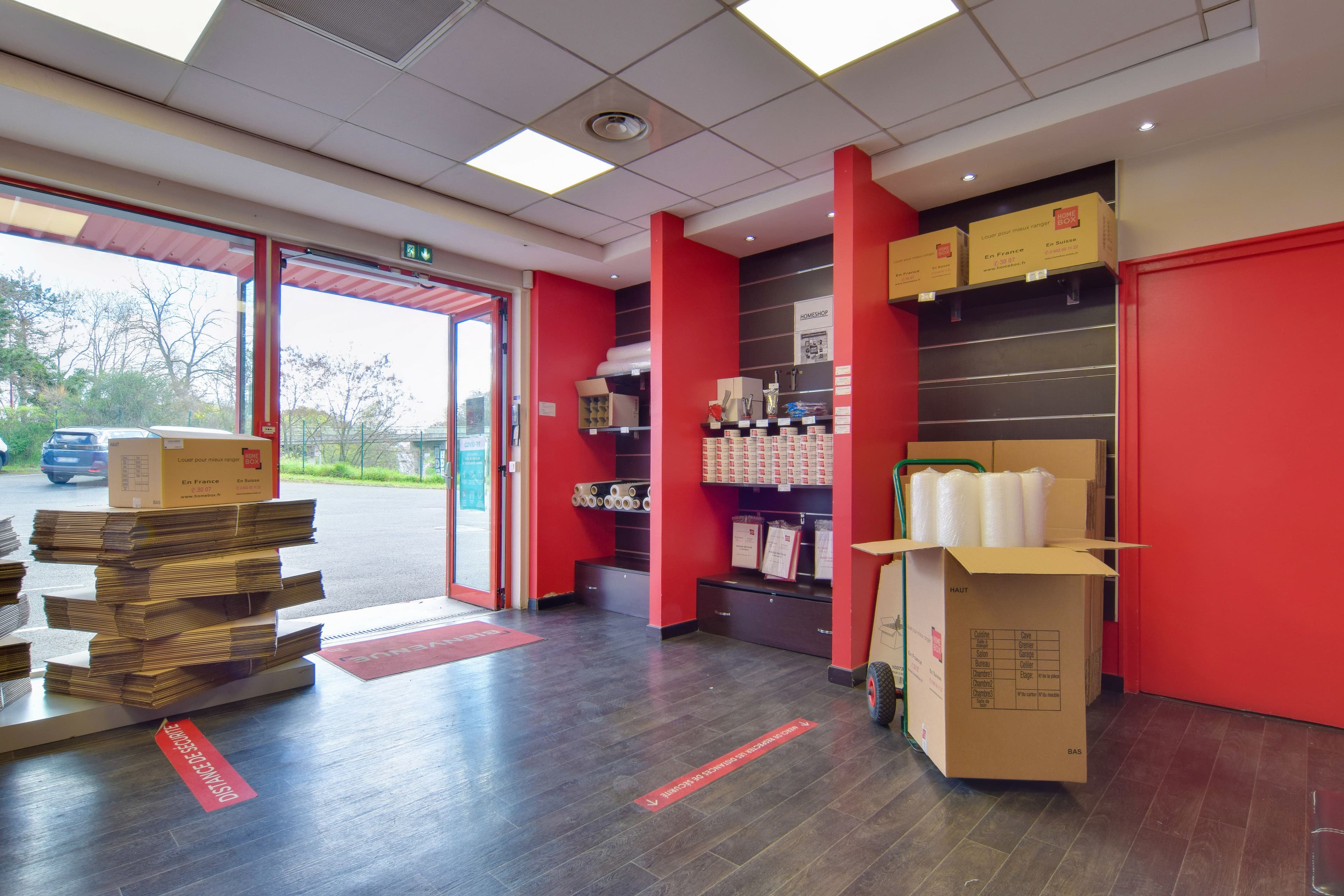 Accueil du centre HOMEBOX Les Clayes-sous-Bois avec cartons, fournitures d’emballage et présentoirs pour déménagement