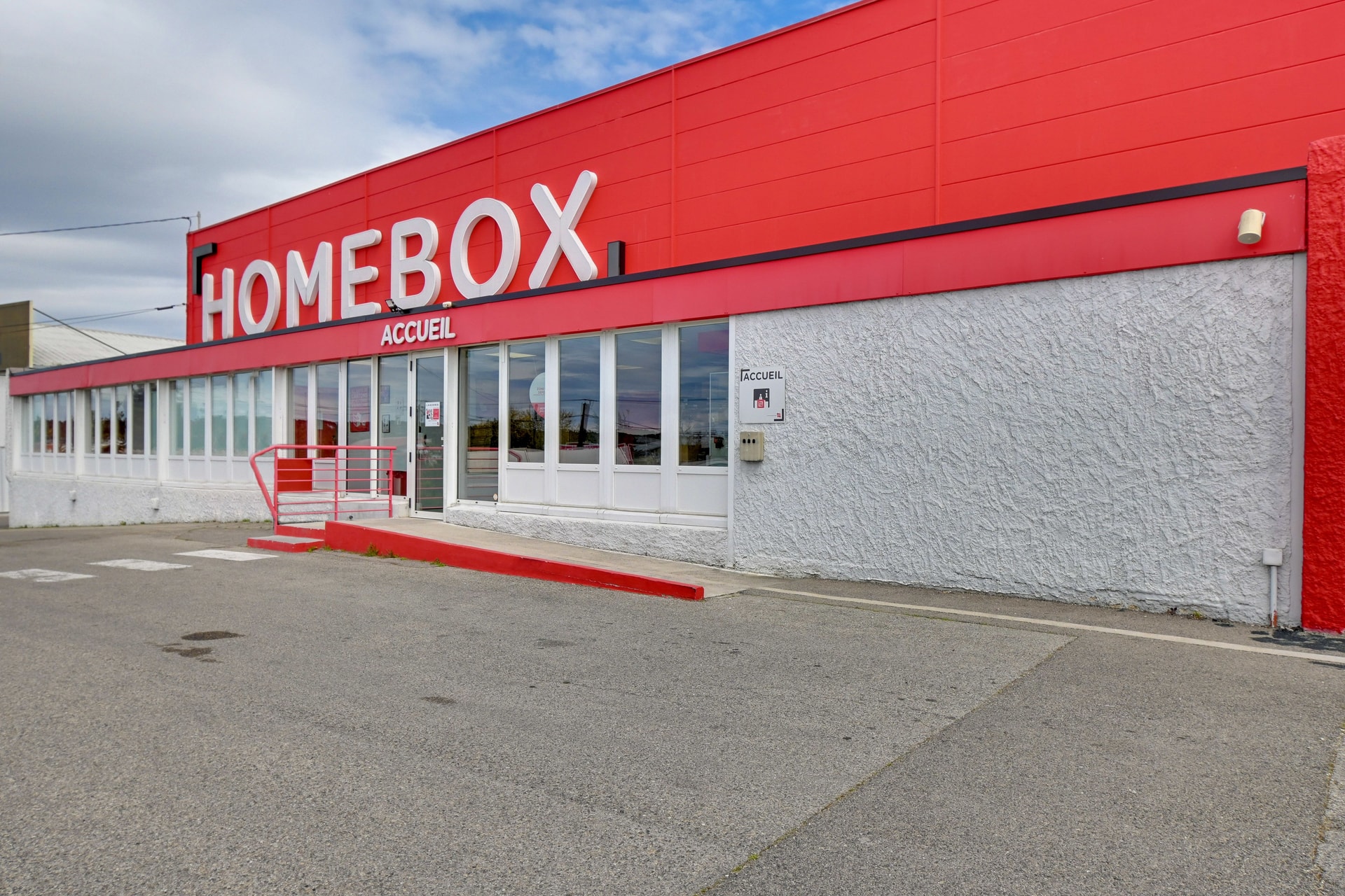 Façade rouge avec enseigne HOMEBOX et entrée d'accueil, HOMEBOX Les Pennes-Mirabeau, 645 Route de Calas aux Pennes-Mirabeau