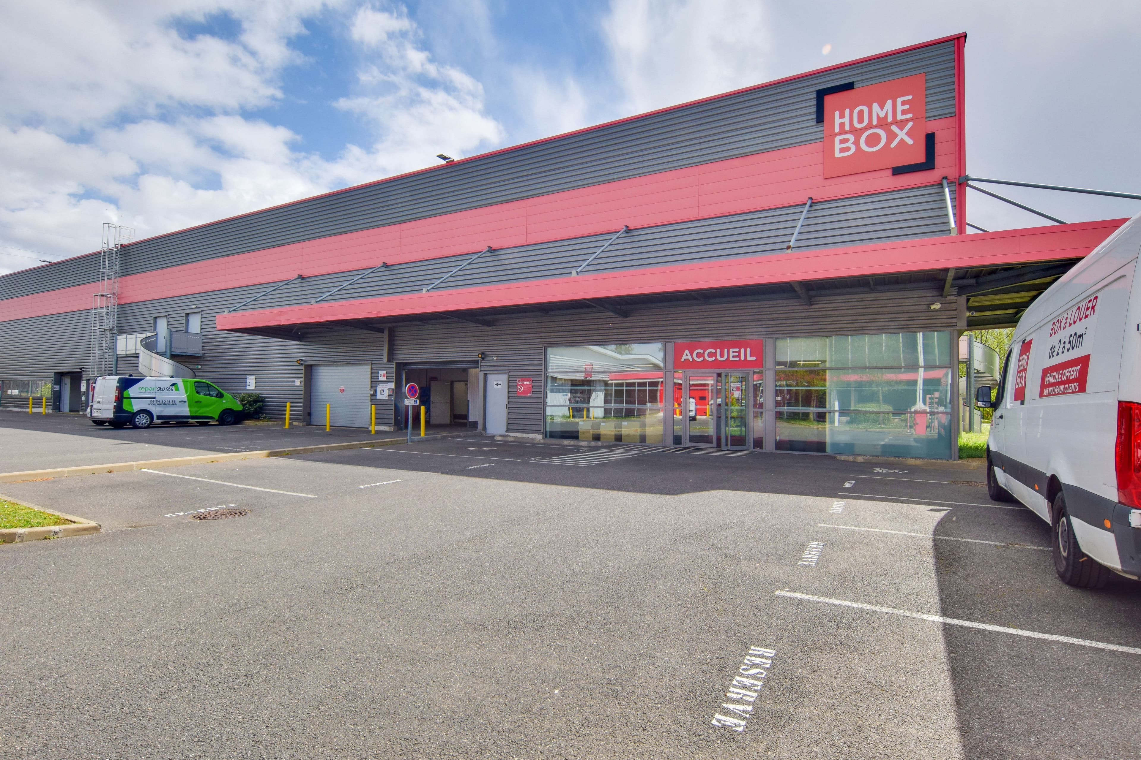 Façade du centre HOMEBOX Évry-Courcouronnes, 14 avenue du Bois de l’Épine, avec parking et vitrine d’accueil.