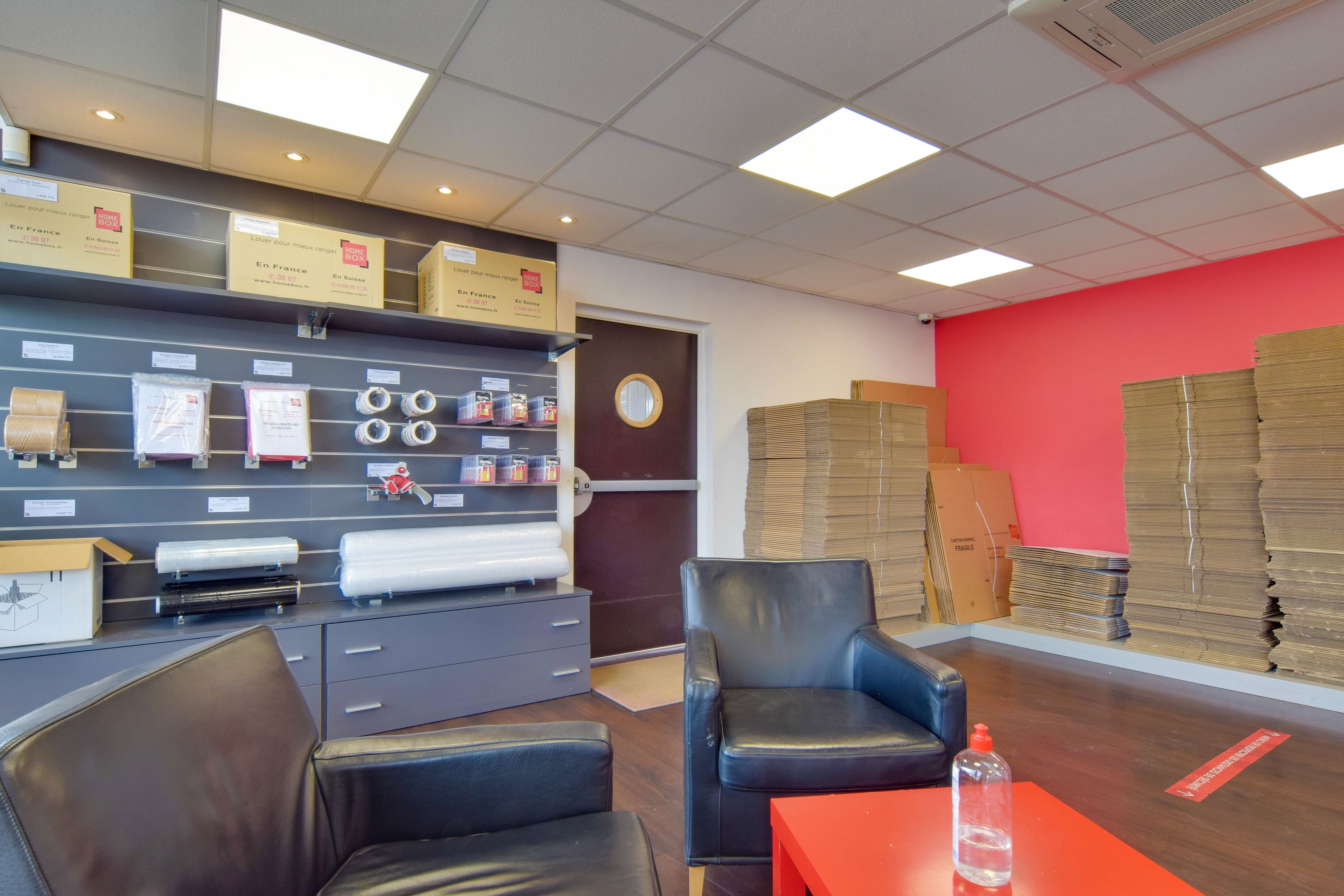 Espace avec cartons et fournitures de déménagement au centre HOMEBOX Évry-Courcouronnes.