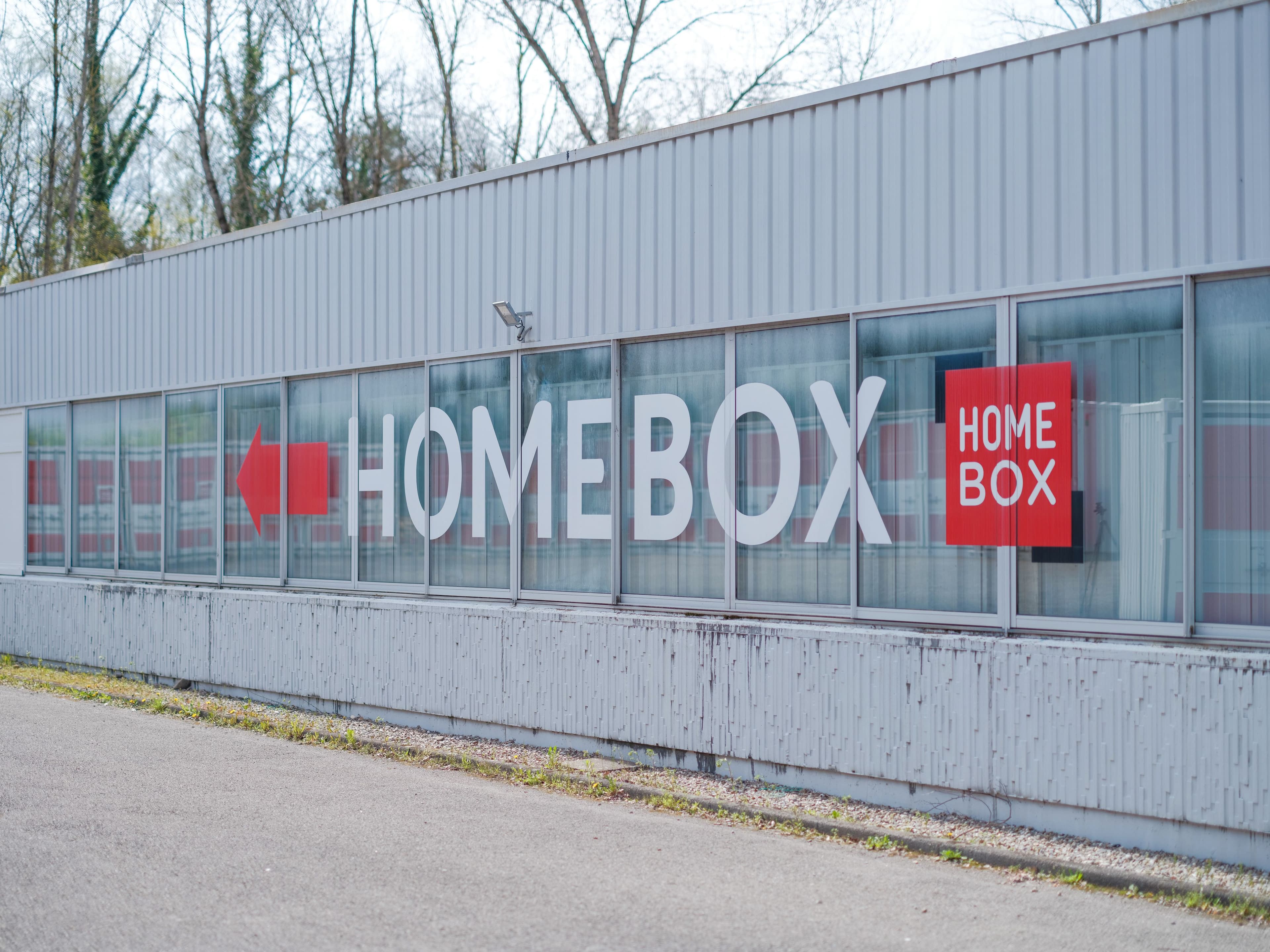 Enseigne HOMEBOX sur la façade vitrée du centre HOMEBOX Annecy à Cran-Gevrier.