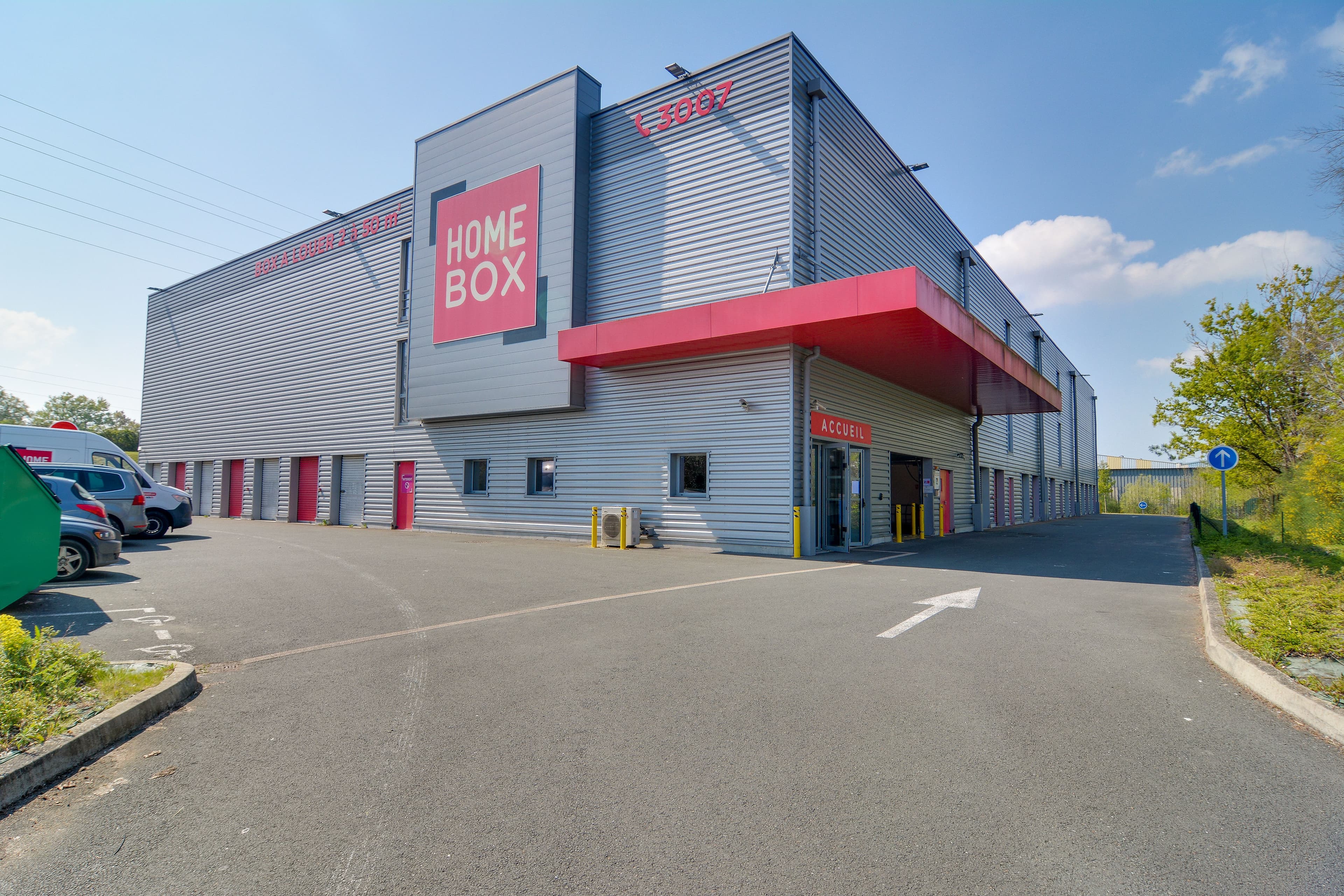 Vue d’ensemble du centre HOMEBOX Angers avec zone de stationnement et accès aux box.