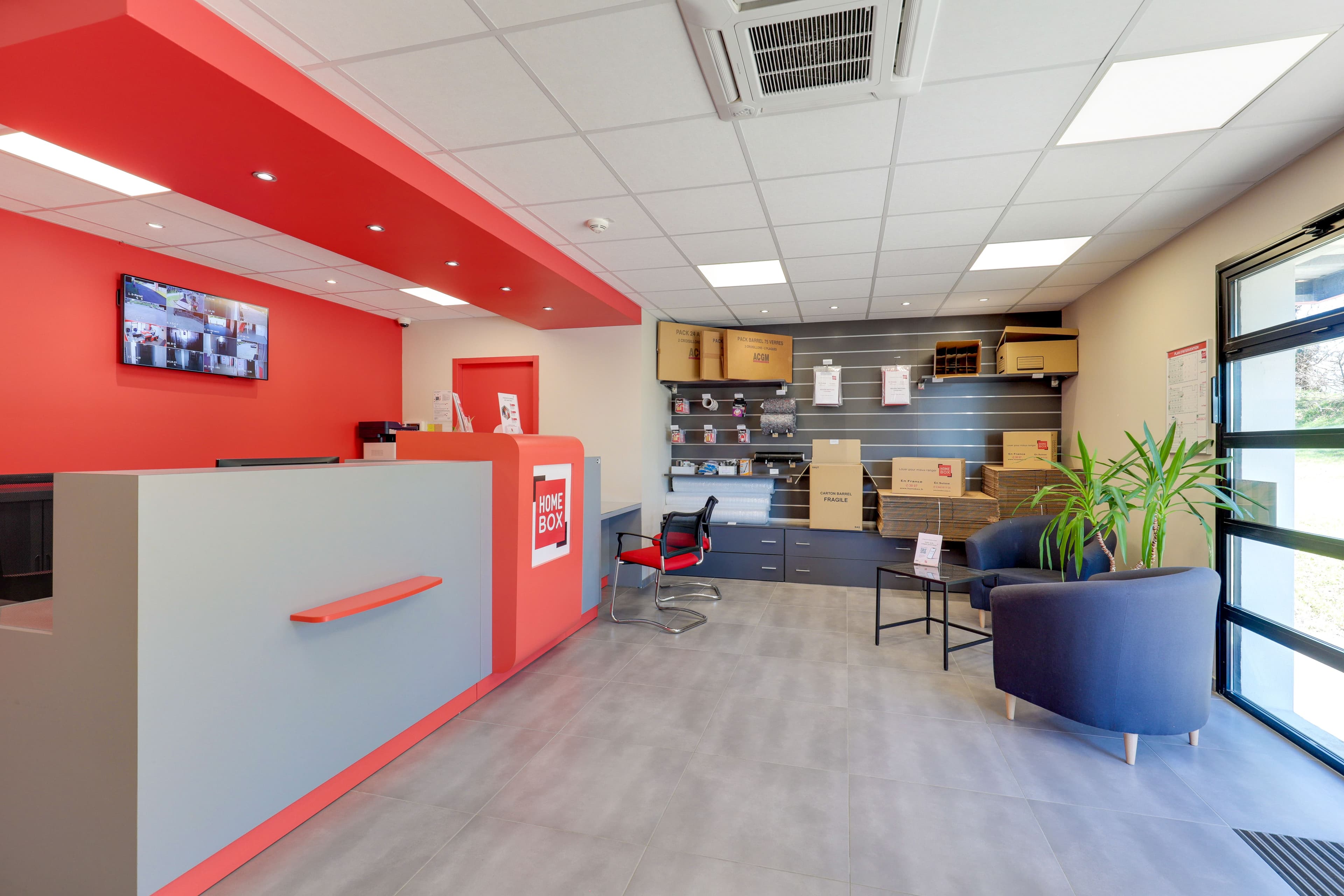 Accueil du centre HOMEBOX Brest avec fournitures de déménagement en vente.