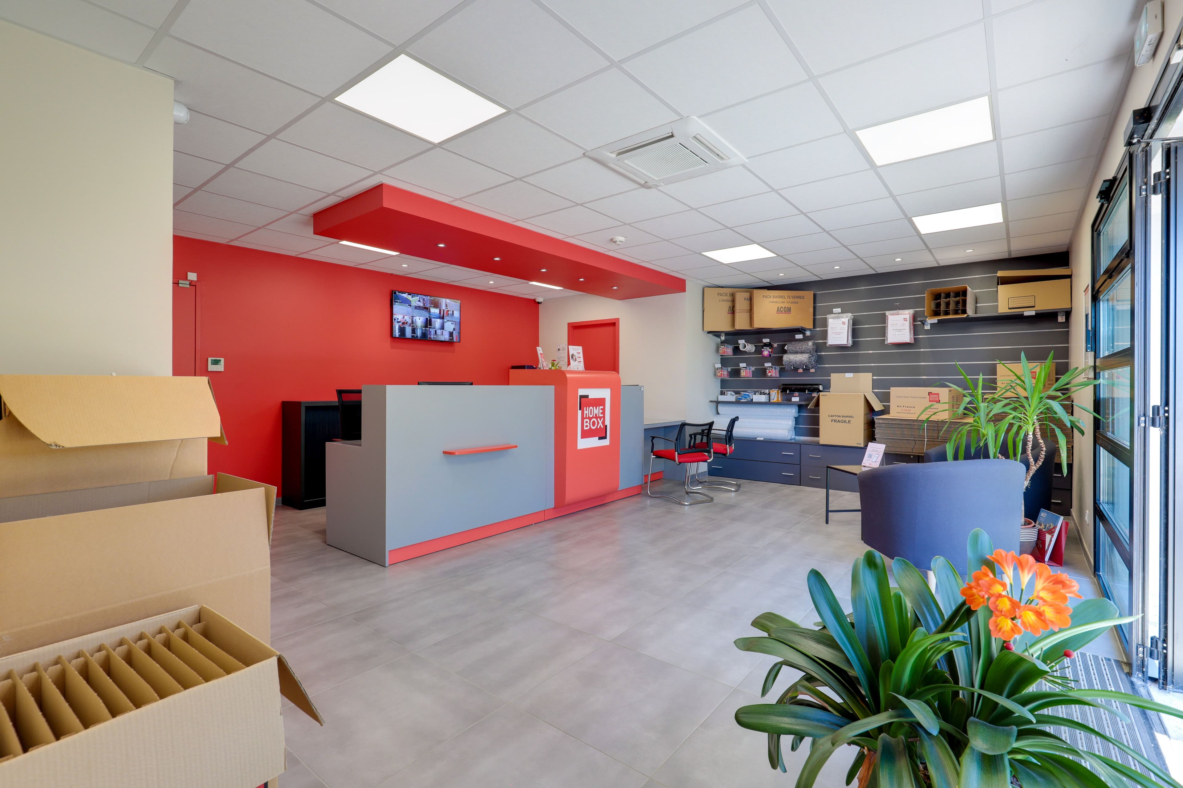 Vue large de l’accueil du centre HOMEBOX Brest avec comptoir et espace détente.