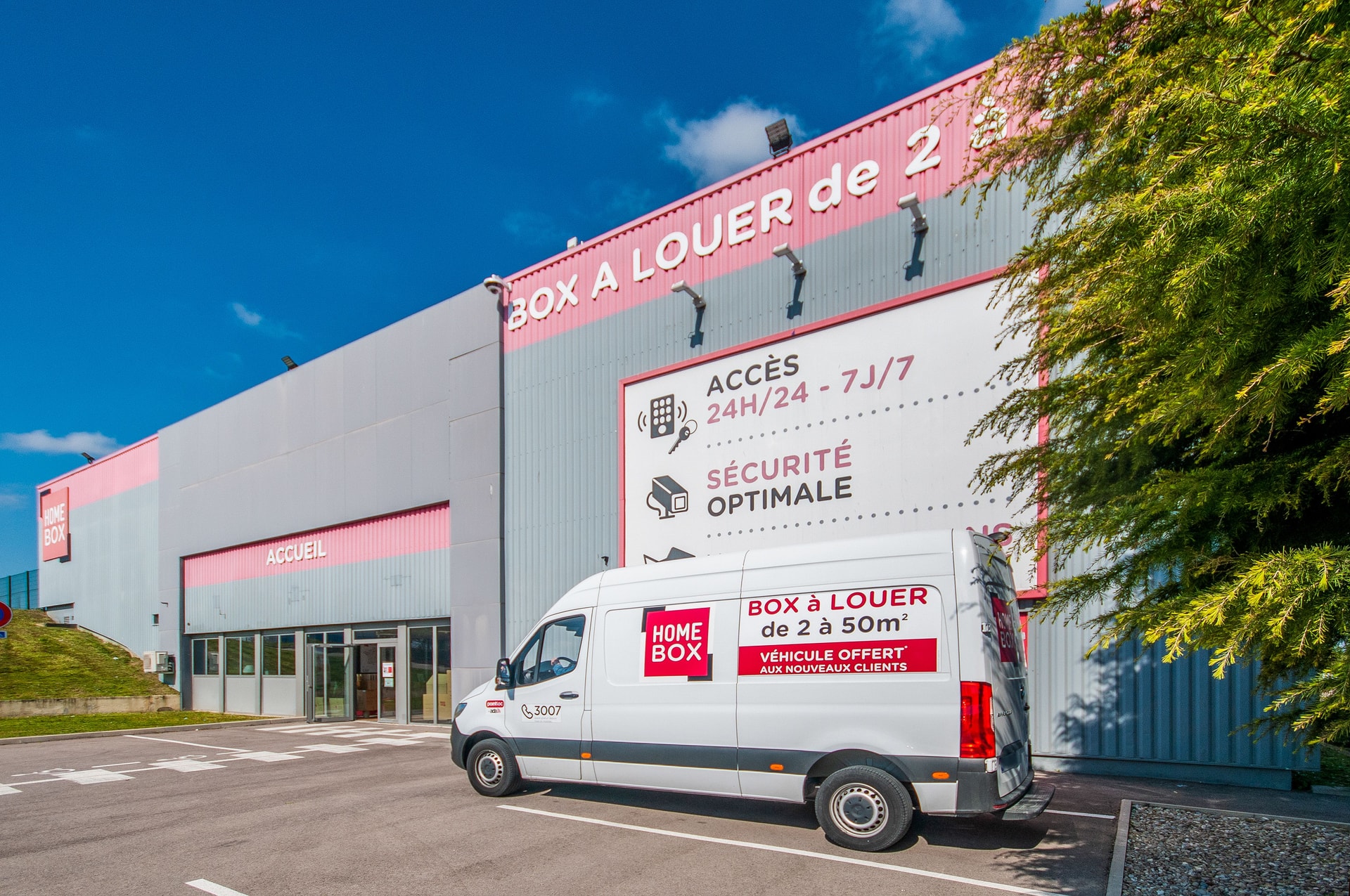 Camionnette HOMEBOX devant la façade rose et grise du centre, HOMEBOX Troyes, 2 à 10 rue Maryse Bastié à Barberey-Saint-Sulpice