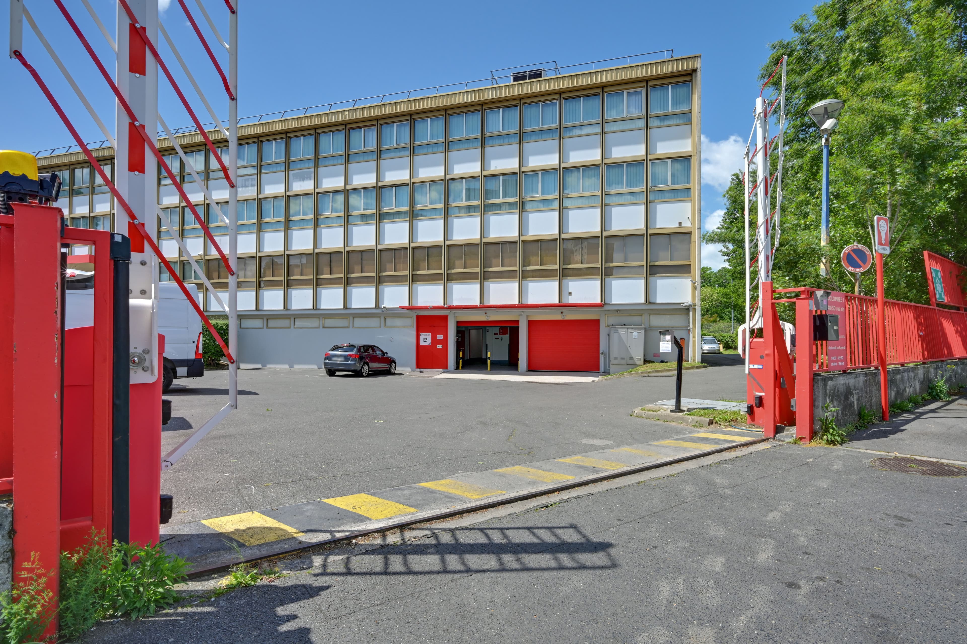 Façade du centre HOMEBOX Colombes – Nanterre, 48 rue de Seine, avec portail d’accès et parking.