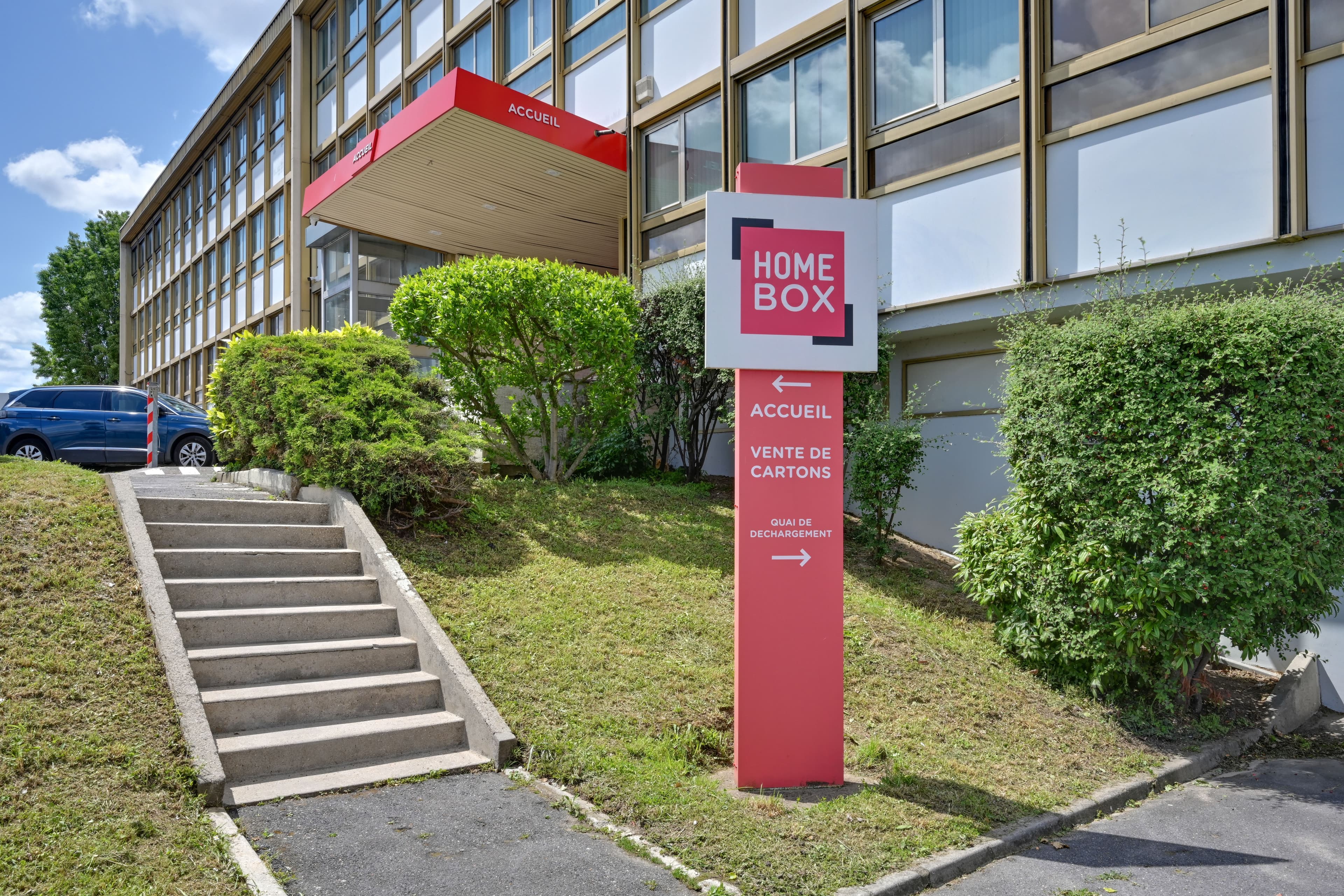 Totem signalétique HOMEBOX devant l’entrée du centre HOMEBOX Colombes – Nanterre.