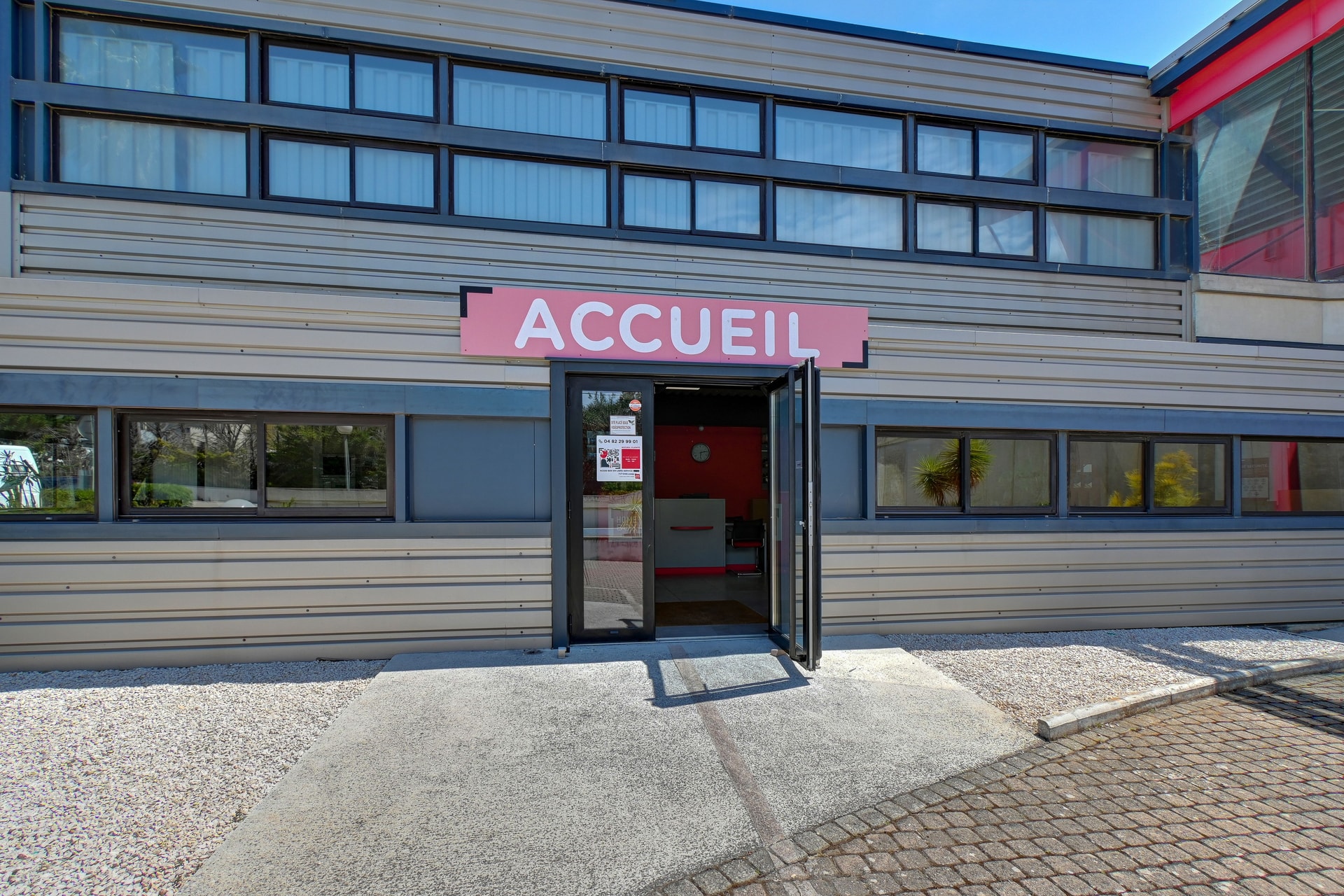 Façade beige avec enseigne Accueil et porte d'entrée vitrée ouverte, HOMEBOX Toulon - La Farlède, 200 ancienne route de la Garde à La Farlède