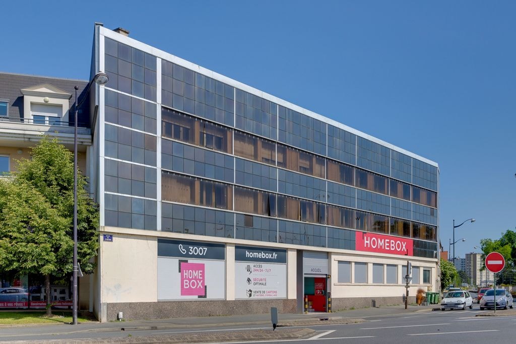Façade vitrée du bâtiment avec enseigne lumineuse rouge, HOMEBOX Orléans Centre, 14 avenue de St Mesmin à Orléans