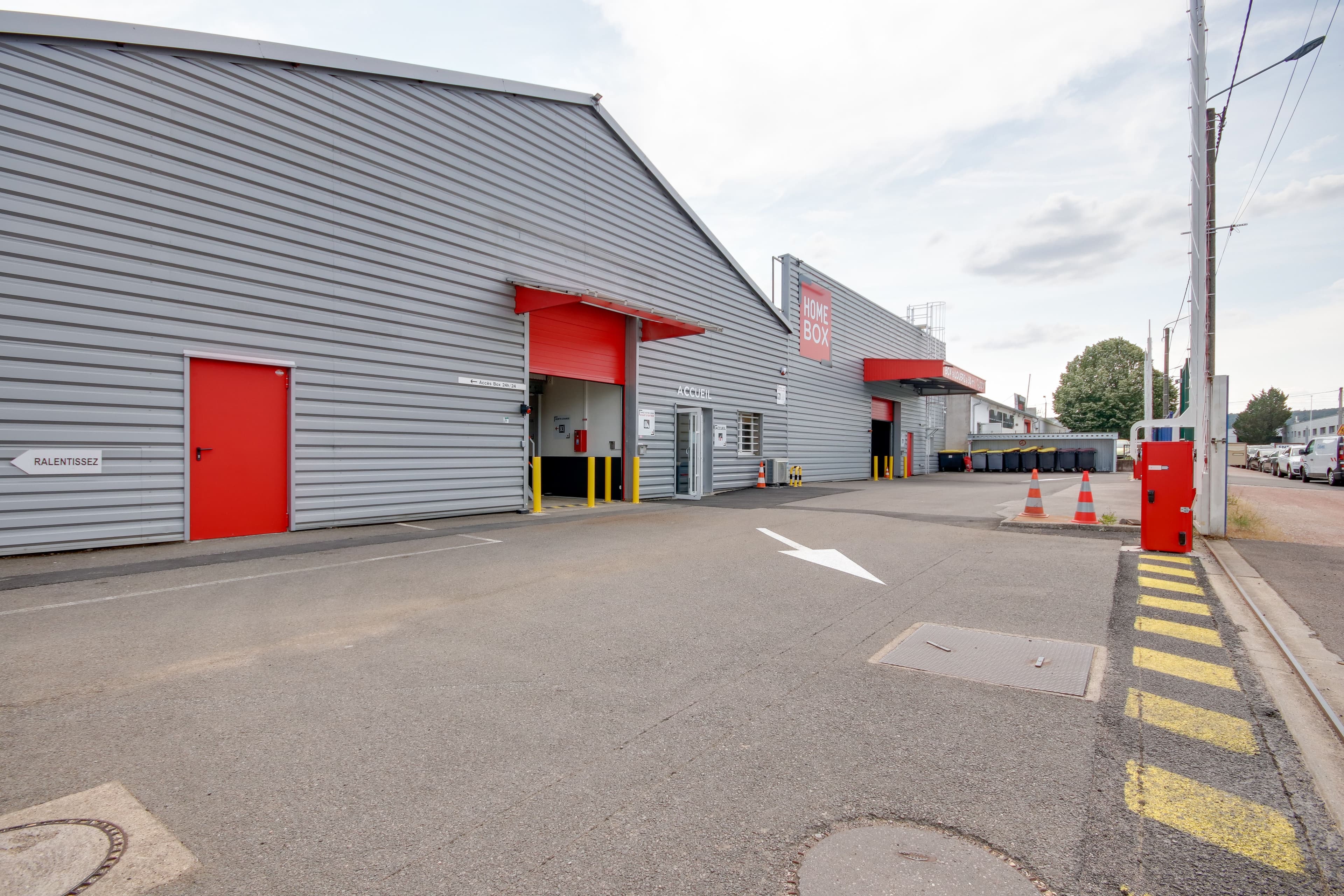 Vue extérieure du centre HOMEBOX Dijon avec portail et accès véhicules.