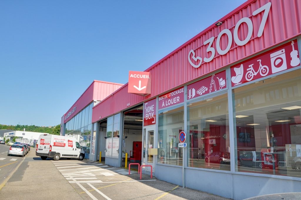 Pink storefront facade with reception entrance and storage signage at HOMEBOX Saint-Etienne, 24 rue du Mont, Saint-Etienne