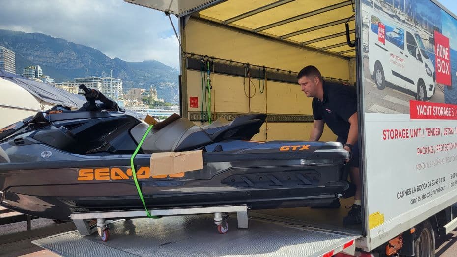 Stockage et livraison d'un jet ski par l'équipe Homebox