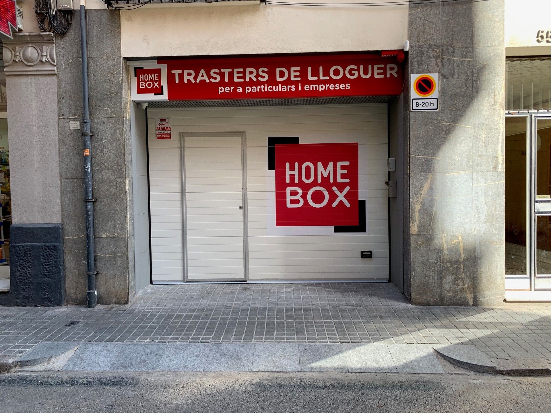 Façade du centre HOMEBOX Barcelona Les Corts – Sants, Carrer de Violant d'Hongria Reina d'Aragó.