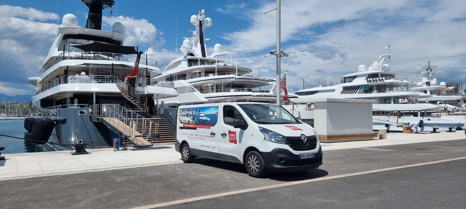 Camionnette HOMEBOX stationnée sur le port face aux yachts à Cannes La Bocca.