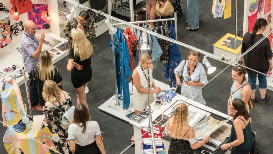 Différents stands photographiés en plongée lors d’un salon sur la mode