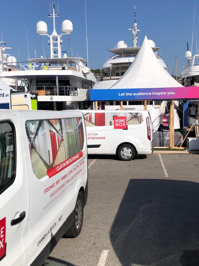 Utilitaires HOMEBOX stationnés à proximité de yachts à Cannes