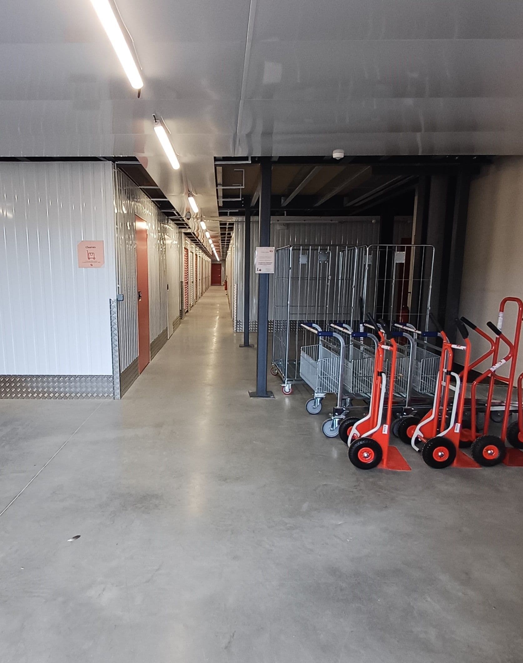 Chariots et diables de manutention disponibles dans le hall du centre HOMEBOX Cherbourg.